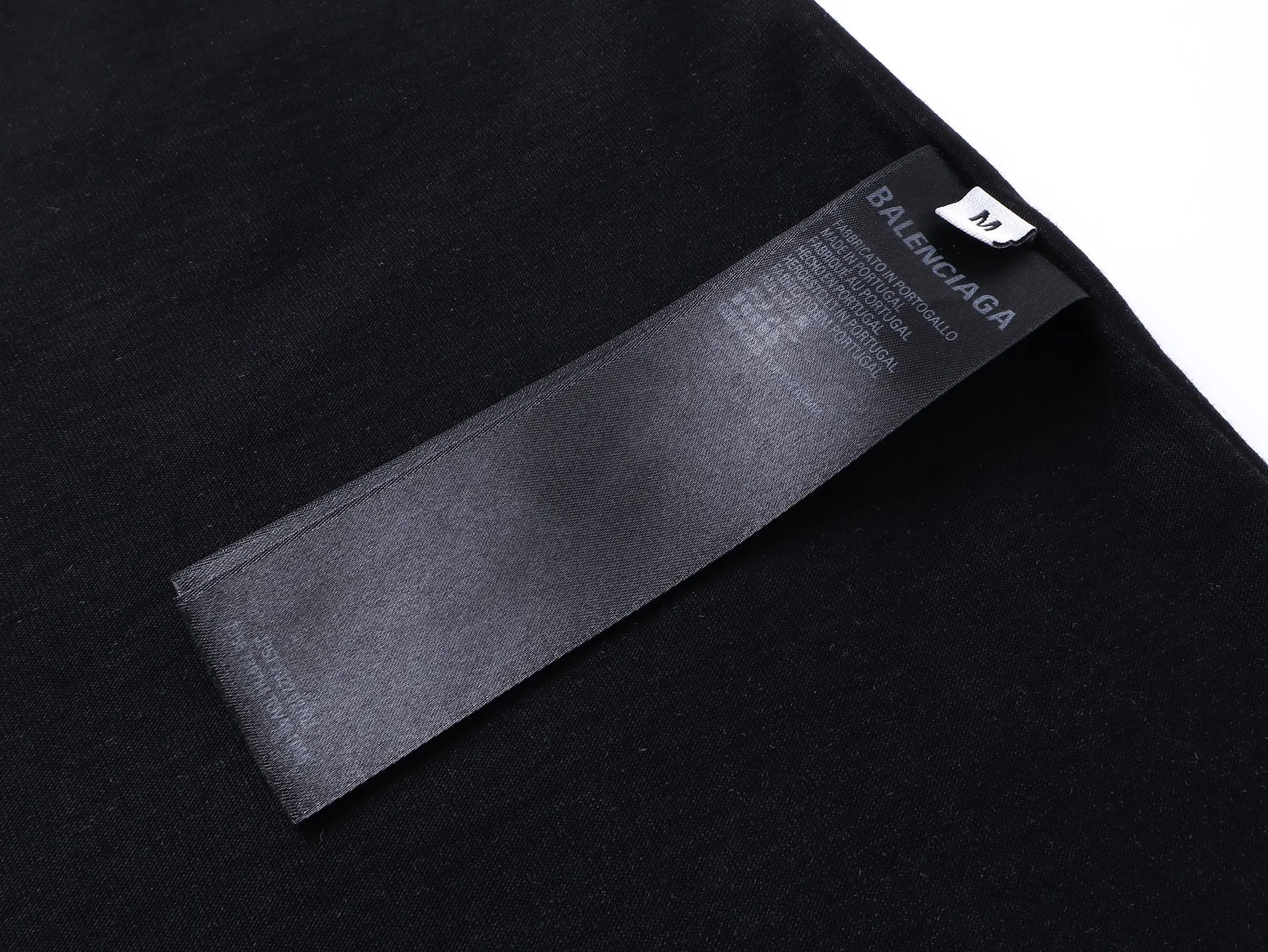 🅿️200 Actual pictures [Top version. Official website quality] BALENCI*GA/Paris #2025 new classic Coke sea spray LOGO reverse embroidery, washed and worn short-sleeved T-shirt, ready-to-wear stitched on the reverse, ready-to-wear washed, full of design sense. Welcome to compare. The fabric is made of Paris ZP custom-woven and dyed cotton double yarn, weight 260 grams, clean cloth surface. Clear cloth pattern, soft and comfortable. The threads are dyed with no color difference. The classic letter LOGO is embroidered on the reverse using an imported Tajima embroidery machine. The effect is three-dimensional. Restore brick cabinet, adopt OS loose shoulder style. Same style for men and women. Code: BL253677 Color: washed black, apricot Size: XS S M L