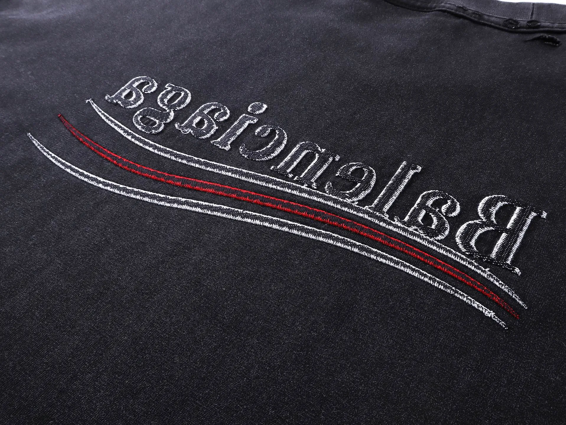 🅿️200 Actual pictures [Top version. Official website quality] BALENCI*GA/Paris #2025 new classic Coke sea spray LOGO reverse embroidery, washed and worn short-sleeved T-shirt, ready-to-wear stitched on the reverse, ready-to-wear washed, full of design sense. Welcome to compare. The fabric is made of Paris ZP custom-woven and dyed cotton double yarn, weight 260 grams, clean cloth surface. Clear cloth pattern, soft and comfortable. The threads are dyed with no color difference. The classic letter LOGO is embroidered on the reverse using an imported Tajima embroidery machine. The effect is three-dimensional. Restore brick cabinet, adopt OS loose shoulder style. Same style for men and women. Code: BL253677 Color: washed black, apricot Size: XS S M L
