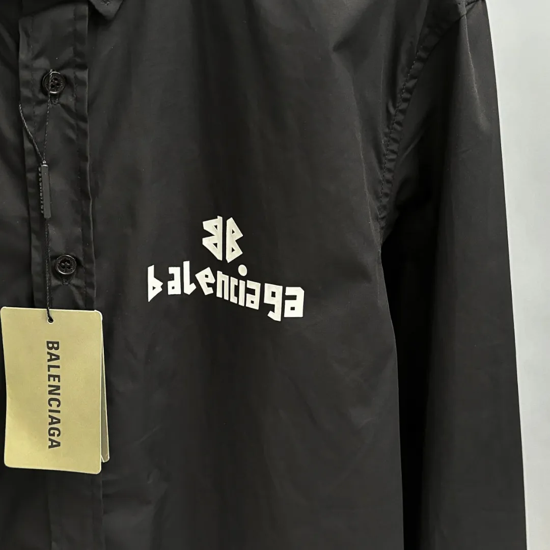 🅿️220 BALENCIAGA/Balenciaga early autumn thick plate printed shirt, customized classic 40-count plain weave imitation Tencel Paris shirt fabric, loose version, three-dimensional upper body, smooth and natural lines, from shoulder line to waistline to hem, smooth transition of lines, no unnecessary folds or accumulation, neat and stretchy overall, customized Paris logo engraved button-down, with Paris logo on the chest and large-area WI-FI printing on the back, the effect is three-dimensional, the printing completely fits the fabric There will be no problems such as color fading, peeling off, etc. Size: S M L XL