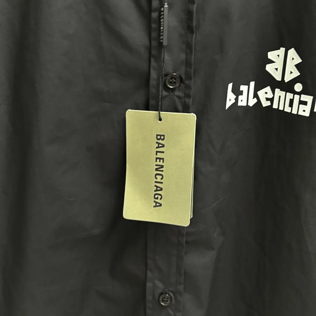 🅿️220 BALENCIAGA/Balenciaga early autumn thick plate printed shirt, customized classic 40-count plain weave imitation Tencel Paris shirt fabric, loose version, three-dimensional upper body, smooth and natural lines, from shoulder line to waistline to hem, smooth transition of lines, no unnecessary folds or accumulation, neat and stretchy overall, customized Paris logo engraved button-down, with Paris logo on the chest and large-area WI-FI printing on the back, the effect is three-dimensional, the printing completely fits the fabric There will be no problems such as color fading, peeling off, etc. Size: S M L XL