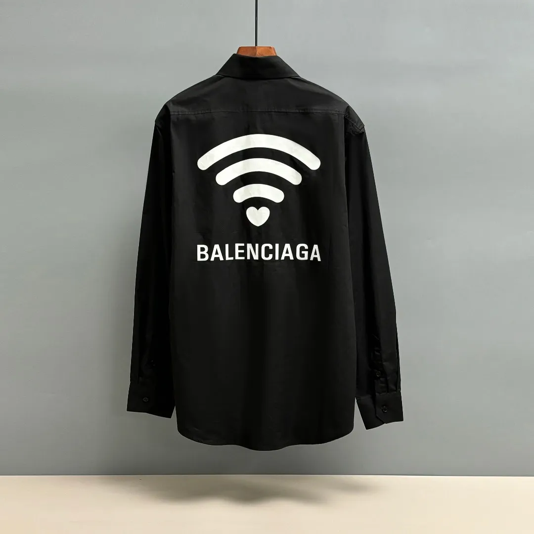 🅿️220 BALENCIAGA/Balenciaga early autumn thick plate printed shirt, customized classic 40-count plain weave imitation Tencel Paris shirt fabric, loose version, three-dimensional upper body, smooth and natural lines, from shoulder line to waistline to hem, smooth transition of lines, no unnecessary folds or accumulation, neat and stretchy overall, customized Paris logo engraved button-down, with Paris logo on the chest and large-area WI-FI printing on the back, the effect is three-dimensional, the printing completely fits the fabric There will be no problems such as color fading, peeling off, etc. Size: S M L XL