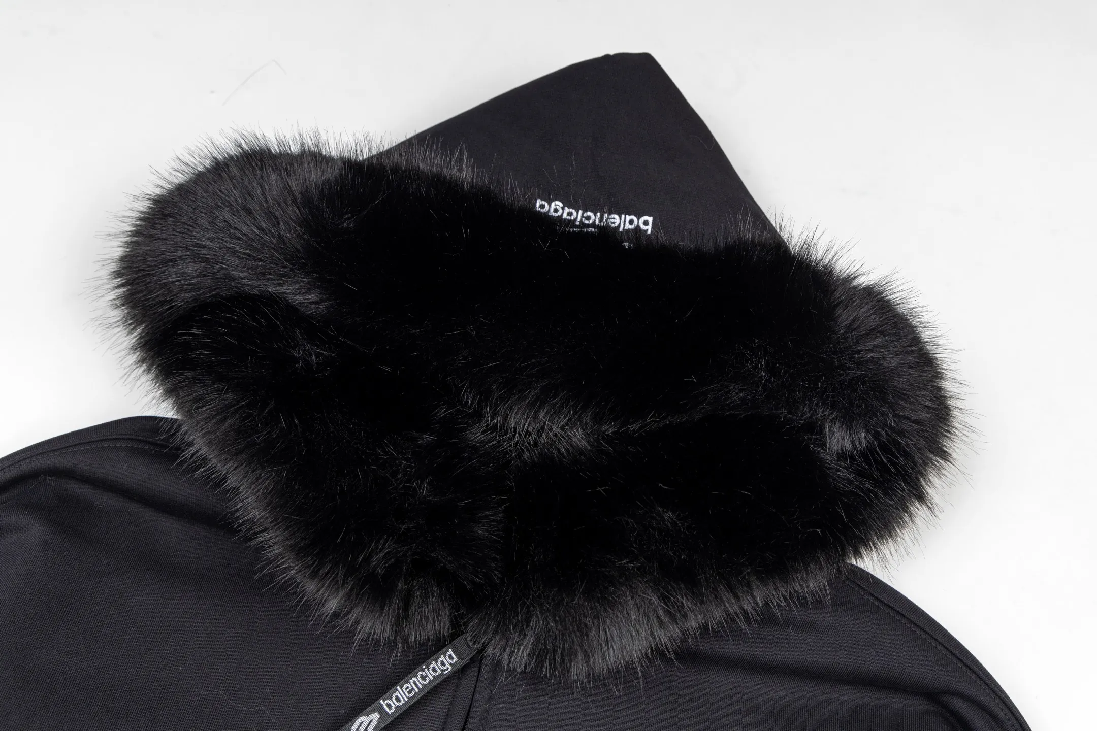 🅿️780 [Exclusive supply] BLCG 25FW SKIWEAR series fur collar hooded jacket (black). The original version was purchased for 16,300 and developed, integrating sports functions and high-end design. The overall design adopts a loose, dropped-shoulder version, taking into account both comfort and style. Features a functional zipper and two utility pockets at the front, while gathering at the cuffs and waist enhances the fit. The lining of the clothing is made of cotton velvet, which is soft to the touch and has excellent thermal insulation effect. The concept of environmental protection runs through the design, and the plush collar and hood are made of animal-free faux fur fabrics, which combines texture and sustainability. The details highlight the level of craftsmanship: the fur collar of the hoodie has been finely processed to simulate the fluffy visual effect of real fur; the logo on the chest is presented through thousands of three-dimensional embroidery, which is rich in layering; the sleeves are decorated with 3B sports icon artwork embroidery, injecting the brand's iconic sports aesthetic elements. The entire sweatshirt pays attention to fabric texture and detailed decoration, creating a fashionable item for winter outdoor wear. Size:XS-S-M-L
