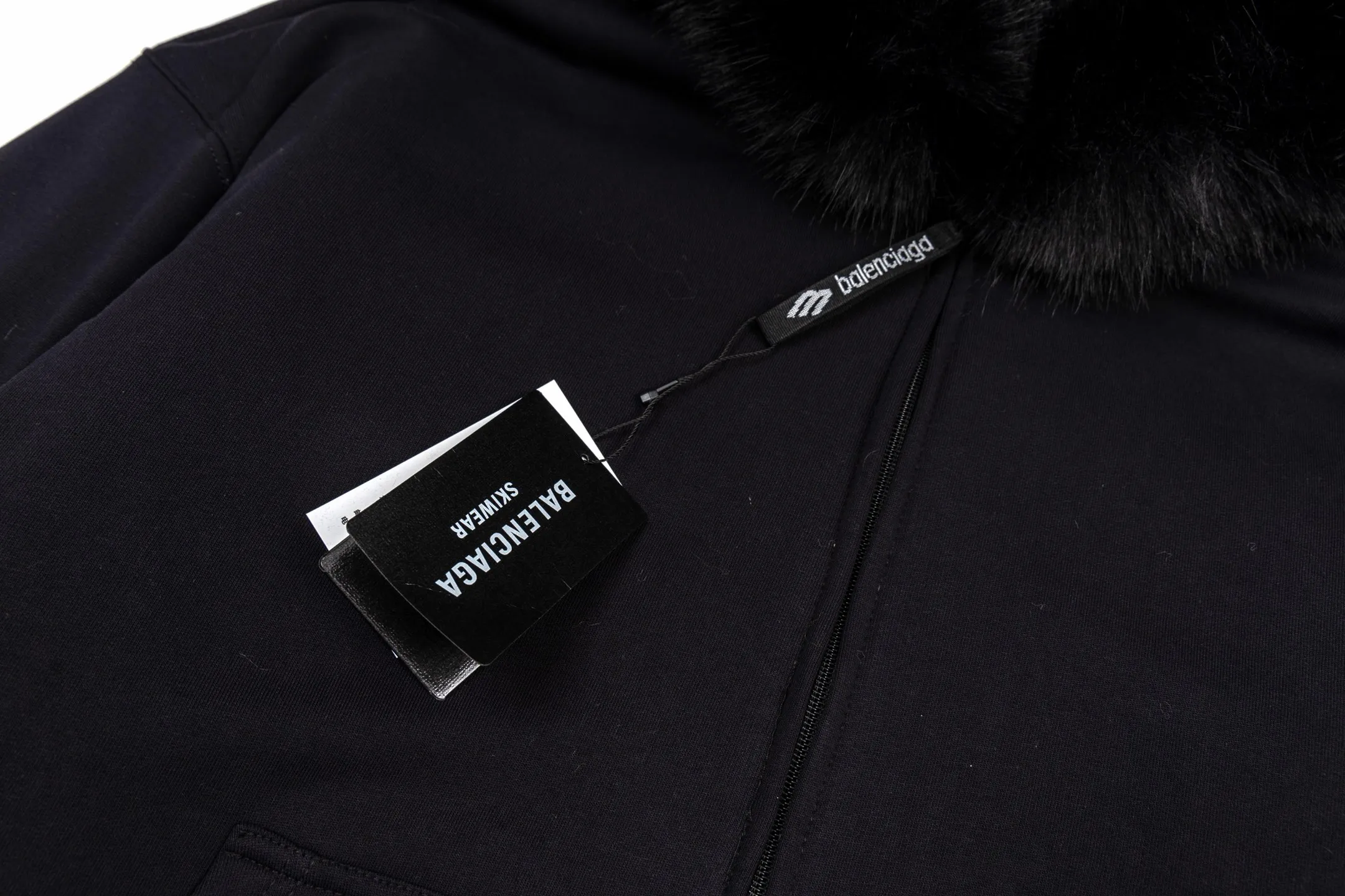 🅿️780 [Exclusive supply] BLCG 25FW SKIWEAR series fur collar hooded jacket (black). The original version was purchased for 16,300 and developed, integrating sports functions and high-end design. The overall design adopts a loose, dropped-shoulder version, taking into account both comfort and style. Features a functional zipper and two utility pockets at the front, while gathering at the cuffs and waist enhances the fit. The lining of the clothing is made of cotton velvet, which is soft to the touch and has excellent thermal insulation effect. The concept of environmental protection runs through the design, and the plush collar and hood are made of animal-free faux fur fabrics, which combines texture and sustainability. The details highlight the level of craftsmanship: the fur collar of the hoodie has been finely processed to simulate the fluffy visual effect of real fur; the logo on the chest is presented through thousands of three-dimensional embroidery, which is rich in layering; the sleeves are decorated with 3B sports icon artwork embroidery, injecting the brand's iconic sports aesthetic elements. The entire sweatshirt pays attention to fabric texture and detailed decoration, creating a fashionable item for winter outdoor wear. Size:XS-S-M-L