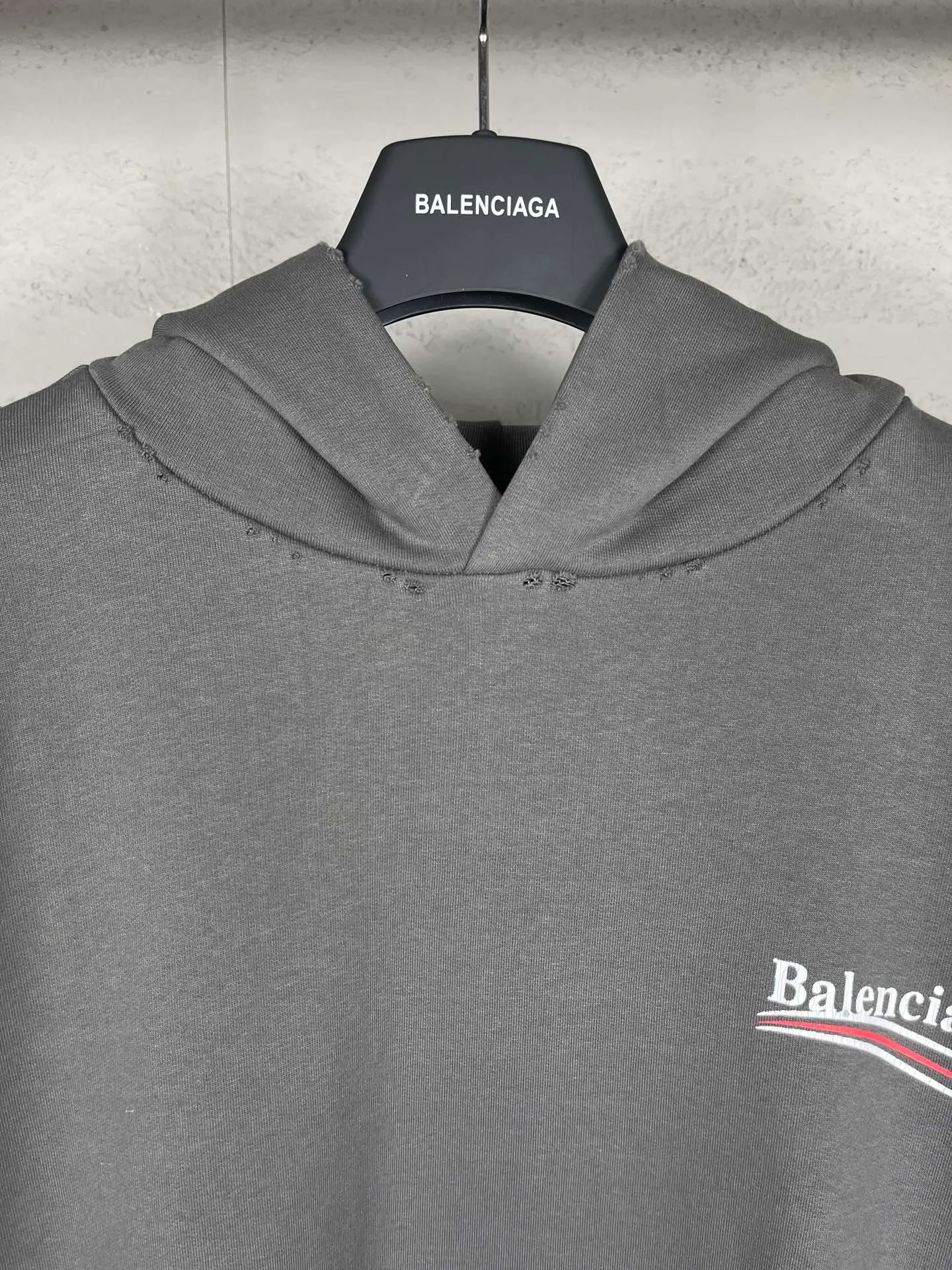 🅿️300 Actual pictures [Top version. Official website quality] BALENCI*GA/Paris# classic model, 2023 autumn and winter new style. Coke cracked printed worn distressed long-sleeved hooded sweatshirt. The fabric is made of Paris ZP custom-woven and dyed cotton double yarn David sweater. The weight is 450 grams, the cloth surface is clean. The cloth pattern is clear, soft and comfortable. The threads are dyed with no color difference. The classic pattern printing uses environmentally friendly imported glue, split printing, precision stencil, clear letters, no burrs, and strong three-dimensional effect. The garments are worn and worn. All colors are synchronized with the brick cabinets, custom woven and dyed, and will not fade. Different market currencies. The version adopts OS loose shoulder design. Same style for men and women. Code: BL238029 Color: black, smoke gray, plain blue, off-white Size: XS S M L