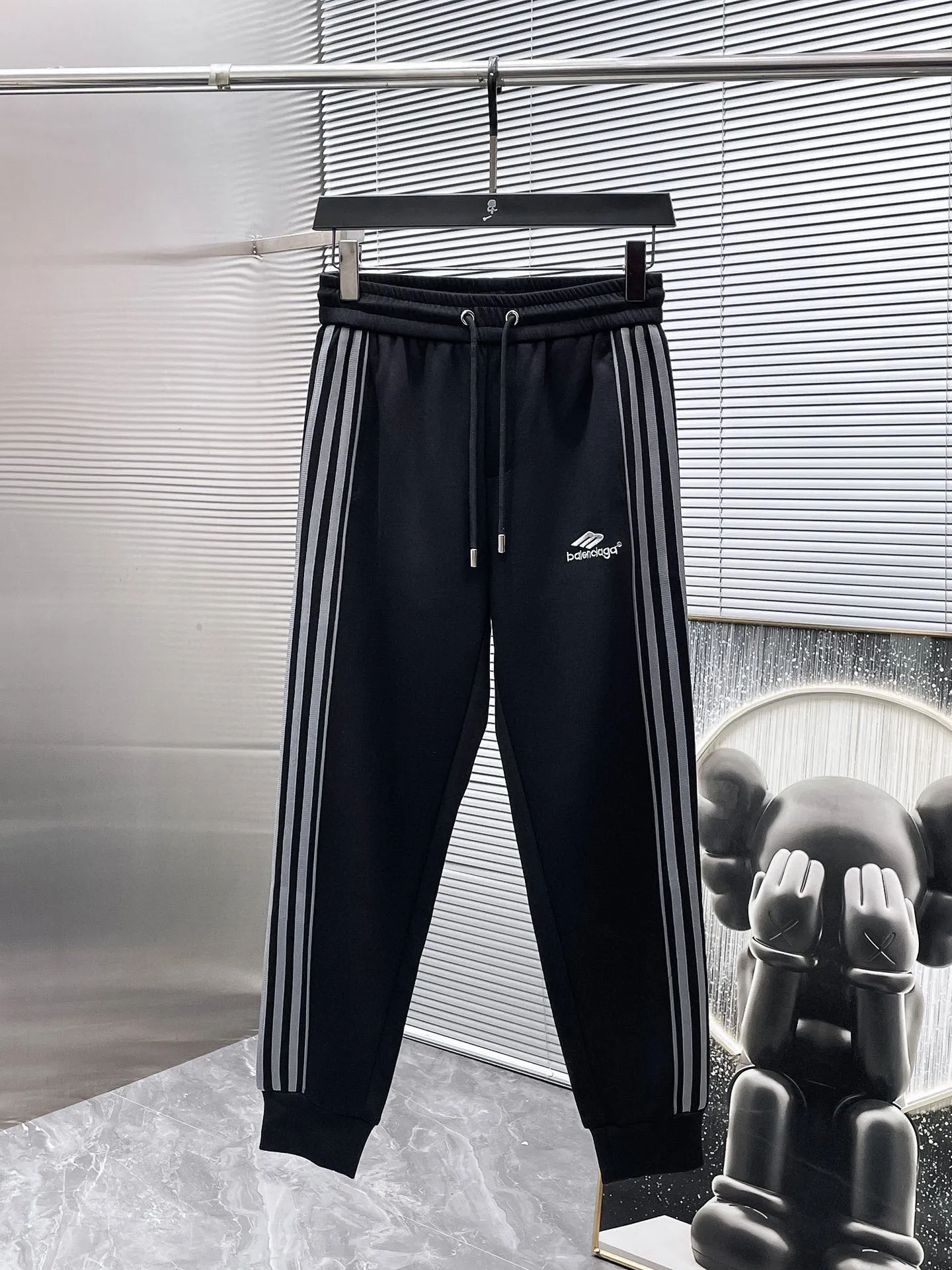 🅿️720 Balenciaga's hot-selling suit is coming. Focus on the original version of the official website. 2025 new hot-selling cardigan suit. The original order is the best. 🇭🇰The meticulous work of top designers. It has a fitting and perfect upper body effect. All-natural high-quality Tencel Roman cotton 100%, close-fitting comfort, noble and elegant! Original hardware embodies elegance and nobility! Counter size: M-3XL (maximum wear up to 190 pounds)