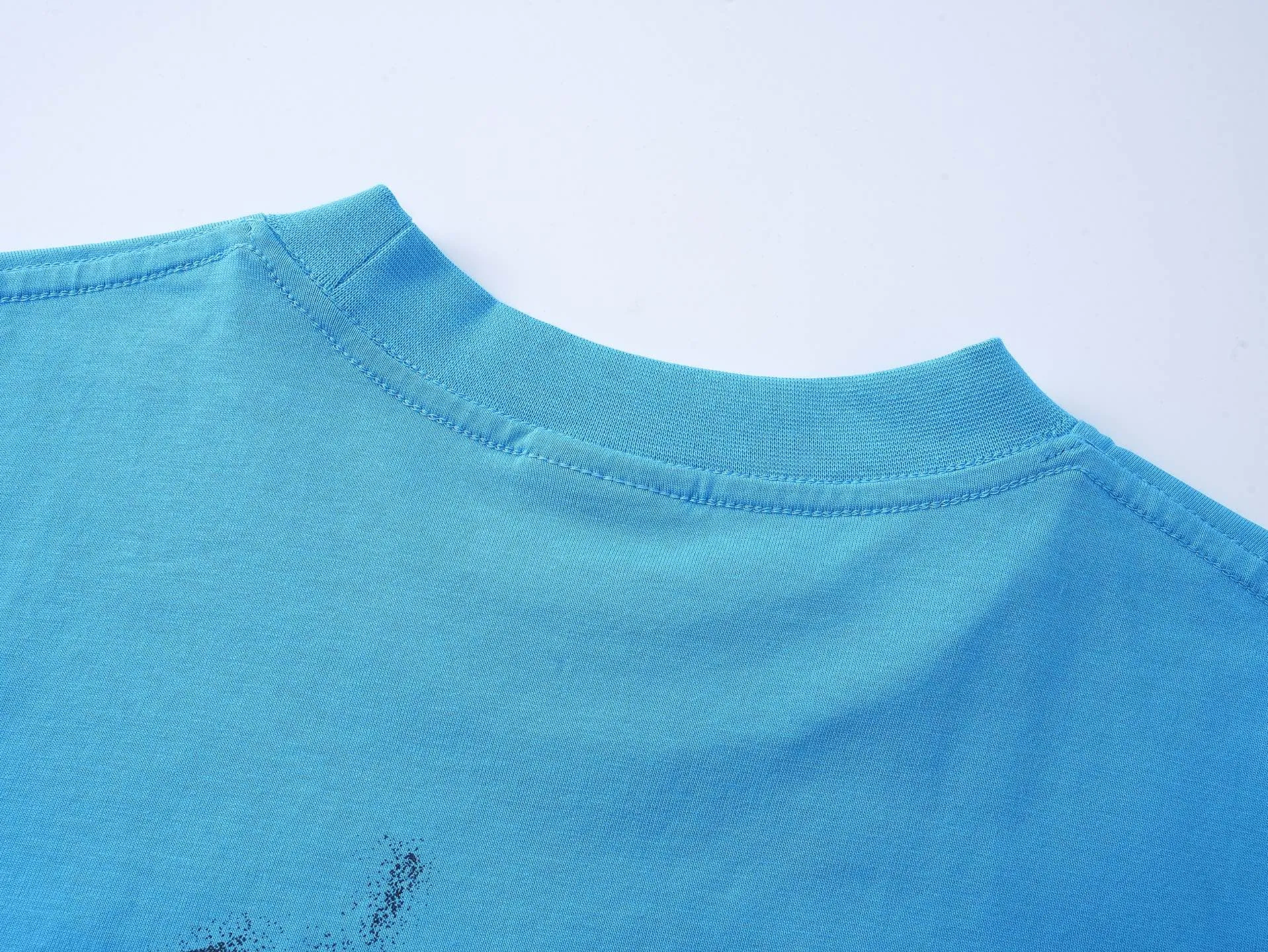 🅿️186 Note: Women’s version, real photos [Top version. Official website quality] BALENCI*GA/Paris #SS25 new style front and back wave print direct-injection printed washed short-sleeved T-shirt. 2025 spring and summer brick cabinet synchronization welcomes comparison. The fabric is made of Paris ZP custom-woven and dyed cotton double yarn, weighing 260 grams. The cloth surface is clean. The cloth pattern is clear, soft and comfortable. The threads are dyed with no color difference. The printing adopts computer direct printing, and the effect is three-dimensional. Restore the brick cabinet, adopt the medium version. Women's version Code: BL253731 Color: Washed black, sky blue Size: XS S M L
