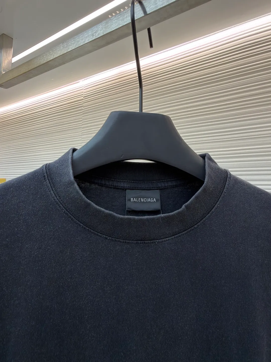 Balenciaga BB icon printed short sleeves ●Original version: Purchased and developed for 6300 ●Item number: 1682440-X95 ●Fabric: Jersey fabric ●Technology: Glue printing production ●Color: washed black ●Version: Loose fit ●Weight: about 335 grams ●Size: S-M-L-XL ●Description: Customized densely woven jersey material with excellent texture and comfortable skin fit. Mainly washed black with rich and pure tone Let distressing become the ultimate expression of street aesthetics. The front is printed with BB icon stencil Shibaki's works. Graffiti are revealed in the fading. Every inch of wear and tear is a deliberate accident. Use color conflict to create visual tension. Let street art jump from the wall to fashion. Let the sense of high-end grow wildly in the deliberate imperfection. Use glue graffiti printing. The chest printing has been modified three times with the film screen. Use glue liquid paint to print the pattern on the fabric. Bake the fabric to fix the printed pattern, wash it heavily and use a special solution to remove stains and fade slightly. Then use snowflake washing to fade the color through strong washing to make the color more uniform. The overall wiring is straight and delicate, the fabric is comfortable and soft, and the color is consistent without color difference. It can be matched with the same style to create a fashionable look and control various occasions. Customized accessories, complete with three standards, same style for men and women!