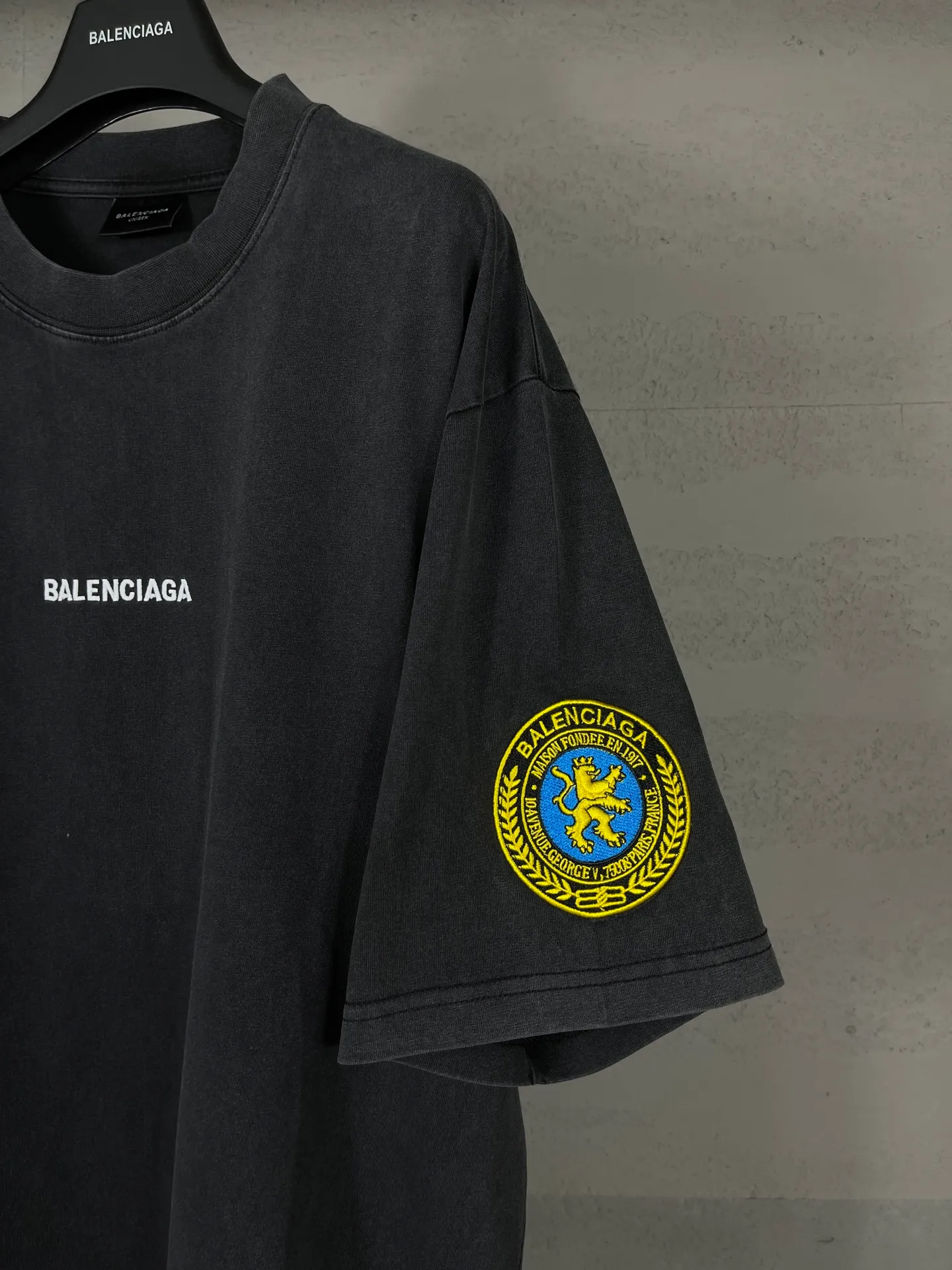 🅿️200 real photos [Top version. Official website quality] BALENCI*GA/Paris BALENCI*GA# new style, 2025 new model with Paris letters LOGO embroidery on the chest, exquisite micro-embroidery on the left and right cuffs, ready-made washed and distressed short-sleeved T-shirts, and brick cabinet synchronization. Welcome to compare. The fabric is made of Paris ZP custom-woven and dyed 100% cotton double-yarn compact cotton. The weight is 260 grams. The cloth surface is clean. The cloth pattern is clear. It is soft and comfortable. It has good color fastness and is not easy to change color. The threads are woven and dyed with no color difference. The embroidery is done using a Tajima embroidery machine, with clear patterns and three-dimensional letters. Comparisons welcome. Restore brick cabinet. The version adopts OS loose shoulder version. Same style for men and women. Code: BL253699 Color: black, white Size: XS S M L
