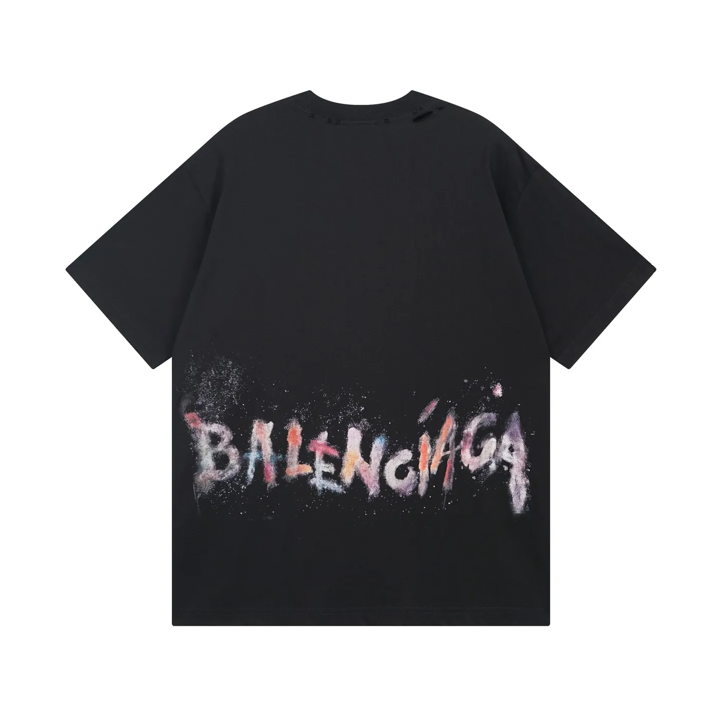 🅿️200 real photos [top version. official website quality] BALENCI*GA/25 new model. The front has a classic pattern of graffiti and embroidered wheat ears, and the letters on the back are hand-painted graffiti colors that collide with the old short-sleeved T-shirt # SS25, the latest style. Research and development at the first time, different market currencies. Comparisons welcome. The fabric is made of Paris ZP custom-woven and dyed cotton double yarn. Weighing 260 grams, the cloth surface is clean. The cloth pattern is clear, soft and comfortable. The threads are dyed with no color difference. The embroidery is embroidered using an imported Tajima computer embroidery machine, and the letters are hand-painted with graffiti colors on the back. Jubie market currency. Welcome to compare. The version adopts OS loose shoulder design. Same style for men and women. Code: BL253678 Color: Black Size: XS S M L