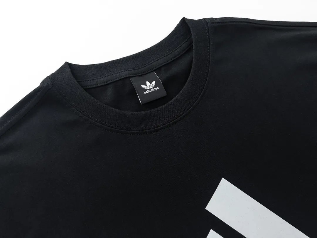 🅿️174 Detailed picture [Top version. Official website quality] BALENCI*GA/Paris co-branded Adidas front classic LOGO combination printed short-sleeved T-shirt# The fabric is made of Paris ZP custom-woven and dyed cotton double yarn. Weighing 260 grams, the cloth surface is clean. The cloth pattern is clear, soft and comfortable. The color fastness is good. It is not easy to change color. The threads are dyed with no color difference. The classic letter LOGO printing uses imported glue. The effect is three-dimensional and has no burrs. It is produced according to the pictures in the Jubie market. Welcome to compare. Restored brick cabinets. The version adopts OS loose shoulder version. Same style for men and women. Code: BL223076 Color: black. white. red. blue. sapphire blue Size: XS to L