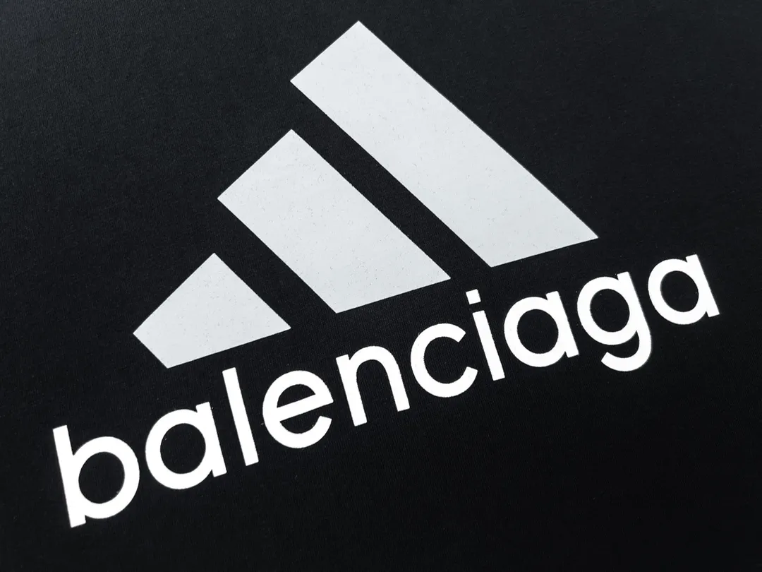🅿️174 Detailed picture [Top version. Official website quality] BALENCI*GA/Paris co-branded Adidas front classic LOGO combination printed short-sleeved T-shirt# The fabric is made of Paris ZP custom-woven and dyed cotton double yarn. Weighing 260 grams, the cloth surface is clean. The cloth pattern is clear, soft and comfortable. The color fastness is good. It is not easy to change color. The threads are dyed with no color difference. The classic letter LOGO printing uses imported glue. The effect is three-dimensional and has no burrs. It is produced according to the pictures in the Jubie market. Welcome to compare. Restored brick cabinets. The version adopts OS loose shoulder version. Same style for men and women. Code: BL223076 Color: black. white. red. blue. sapphire blue Size: XS to L