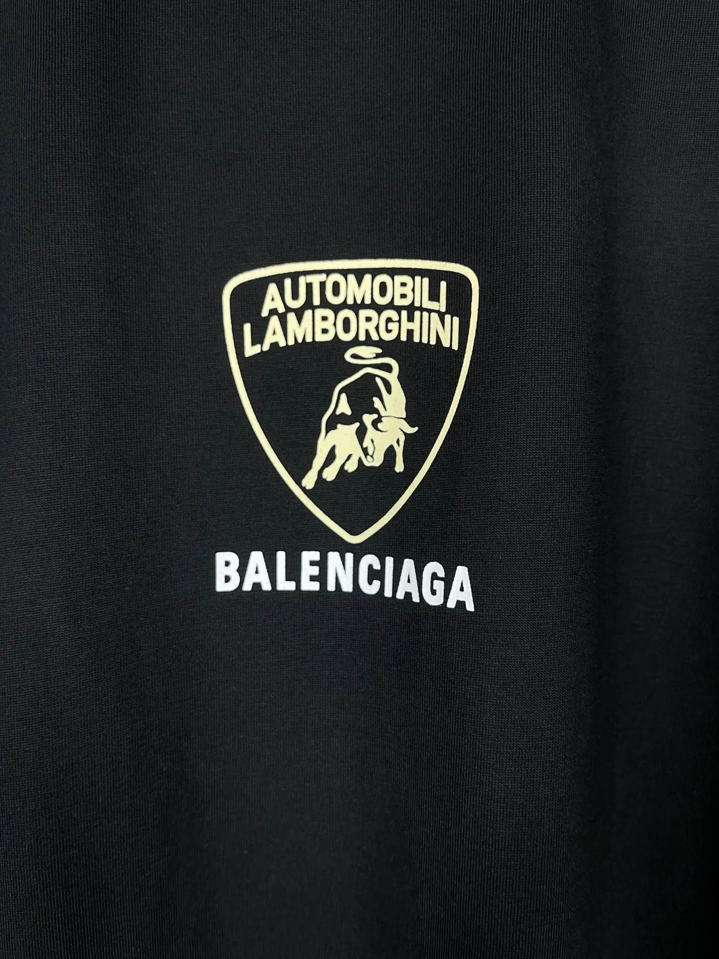 🅿️174 Real photos [Top version. Official website quality] BALENCI*GA/Paris co-branded Lamborghini Lamborghini front and back graphic LOGO printed short-sleeved T-shirt # SS25 latest style. Research and development at the first time, different market currencies. Comparisons welcome. The fabric is made of Paris ZP custom-woven and dyed cotton double yarn. Weighing 260 grams, the cloth surface is clean. The cloth pattern is clear, soft and comfortable. The threads are dyed with no color difference. The printing uses imported environmentally friendly glue printing. The pattern letters are clear, three-dimensional and without burrs. Jubie market produces pictures based on pictures. Welcome to compare. The version adopts OS loose shoulder design. Same style for men and women. Code: BL253637 Color: Black Size: XS S M L