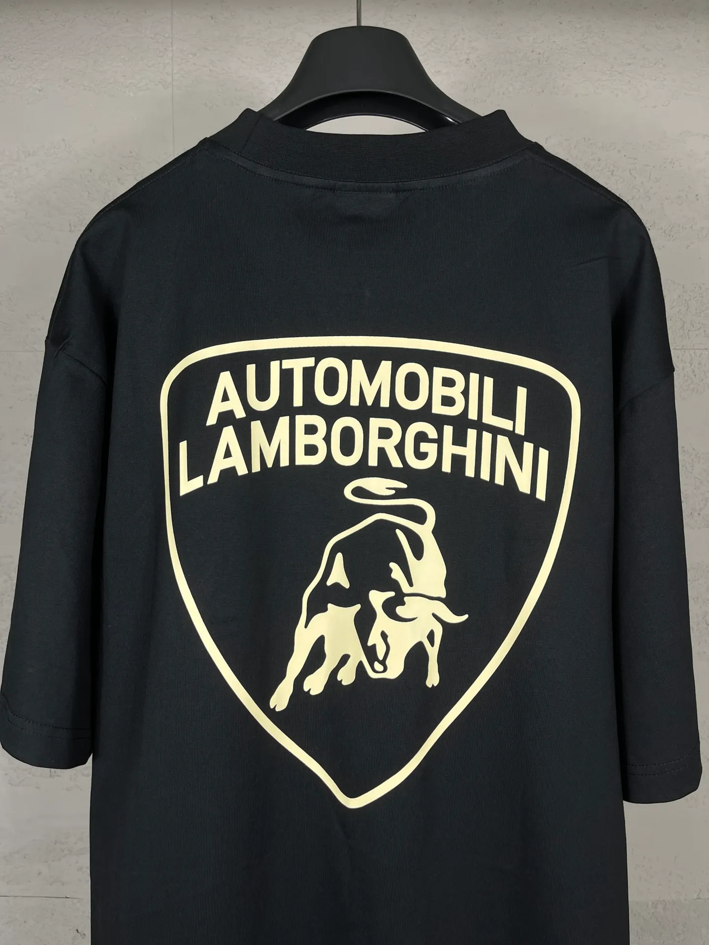 🅿️174 Real photos [Top version. Official website quality] BALENCI*GA/Paris co-branded Lamborghini Lamborghini front and back graphic LOGO printed short-sleeved T-shirt # SS25 latest style. Research and development at the first time, different market currencies. Comparisons welcome. The fabric is made of Paris ZP custom-woven and dyed cotton double yarn. Weighing 260 grams, the cloth surface is clean. The cloth pattern is clear, soft and comfortable. The threads are dyed with no color difference. The printing uses imported environmentally friendly glue printing. The pattern letters are clear, three-dimensional and without burrs. Jubie market produces pictures based on pictures. Welcome to compare. The version adopts OS loose shoulder design. Same style for men and women. Code: BL253637 Color: Black Size: XS S M L