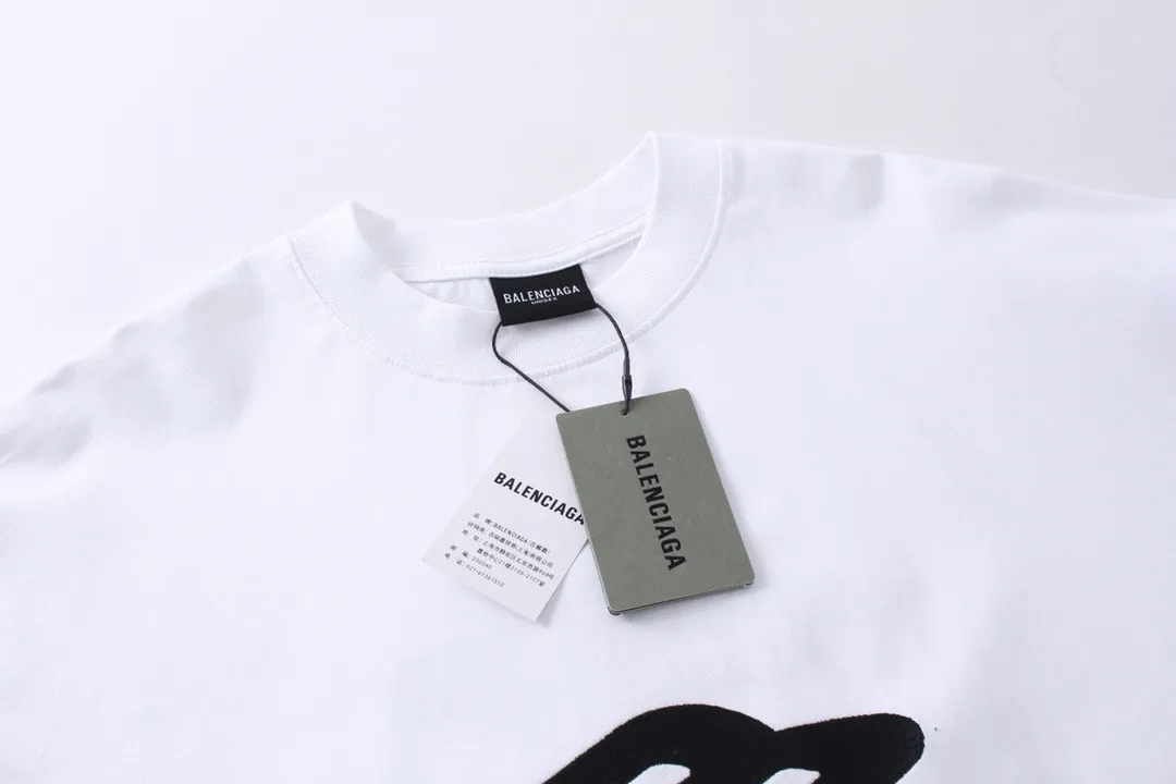 🅿️220 real photos [Top version. Official website quality] BALENCI*GA/Paris BALENCI*GA#2024 latest model, big LOGO icon. Front and back. Embroidered long-sleeved T-shirt on left and right sleeves. Brick cabinet synchronization. Genuine products are developed and developed in the first time. Welcome to compare! The fabric is made of Paris ZP custom-woven and dyed 100% cotton double-yarn compact cotton. The weight is 260 grams. The cloth surface is clean. The cloth pattern is clear. It is soft and comfortable. It has good color fastness and is not easy to change color. The threads are woven and dyed with no color difference. The embroidery is done using imported Tajima embroidery machines. Super 15W needle and thread, three-dimensional effect, clear lines. No burrs and miscellaneous threads, ultra-high craftsmanship embroidery. The version adopts OS loose shoulder design. Same style for men and women. Code: BL225002 Color: dark gray blue, white Size: XS S M L