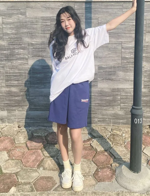 ♻️💯Upper body reference model picture❤️Balenciaga 21SS BLCG Balenciaga Wave Cola Shorts, a classic and versatile style is here! With these pants, they look perfect no matter what outfit you wear! Get it now! Customized special surface. Made of high-quality materials, the garments are washed, soft and comfortable to the touch.  360 grams of dust-free sweatshirt fabric, washed and cut. Imported environmentally friendly water glue is added to the garment and washed twice to ensure consistent printing. Customized wash mark. This year's sincere shorts LOGO adopts Japanese Tajima embroidery technology, and the printing is full and meticulous. Color: Black/Grey/White/Blue Size: XS-L P:300