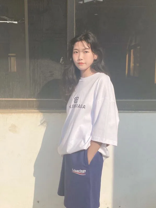 ♻️💯Upper body reference model picture❤️Balenciaga 21SS BLCG Balenciaga Wave Cola Shorts, a classic and versatile style is here! With these pants, they look perfect no matter what outfit you wear! Get it now! Customized special surface. Made of high-quality materials, the garments are washed, soft and comfortable to the touch.  360 grams of dust-free sweatshirt fabric, washed and cut. Imported environmentally friendly water glue is added to the garment and washed twice to ensure consistent printing. Customized wash mark. This year's sincere shorts LOGO adopts Japanese Tajima embroidery technology, and the printing is full and meticulous. Color: Black/Grey/White/Blue Size: XS-L P:300