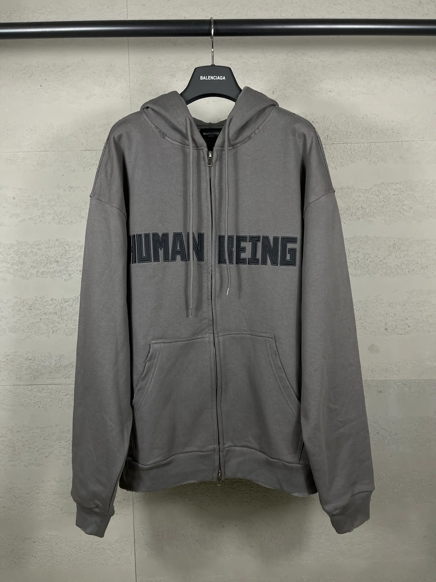 🅿️370 real photos [Top version. Official website quality] BALENCI*GA/Paris. 2025 new model. HUMAN BEING letter patch embroidered hooded zipper cardigan sweatshirt. Brick cabinets are synchronized. Genuine products are developed at the first time, and you can print and compare! The fabric is made of Paris ZP custom-woven and dyed cotton sweatshirt. Weighing 460 grams, the cloth surface is clean. The cloth pattern is clear, soft and comfortable. The threads are dyed with no color difference. The embroidery is done on a genuine Tajima embroidery machine. The letters are clear and the effect is three-dimensional. The version adopts OS loose shoulder design. Same style for men and women. Code: BL259938 Color: Smoke Gray Size: XS S M L