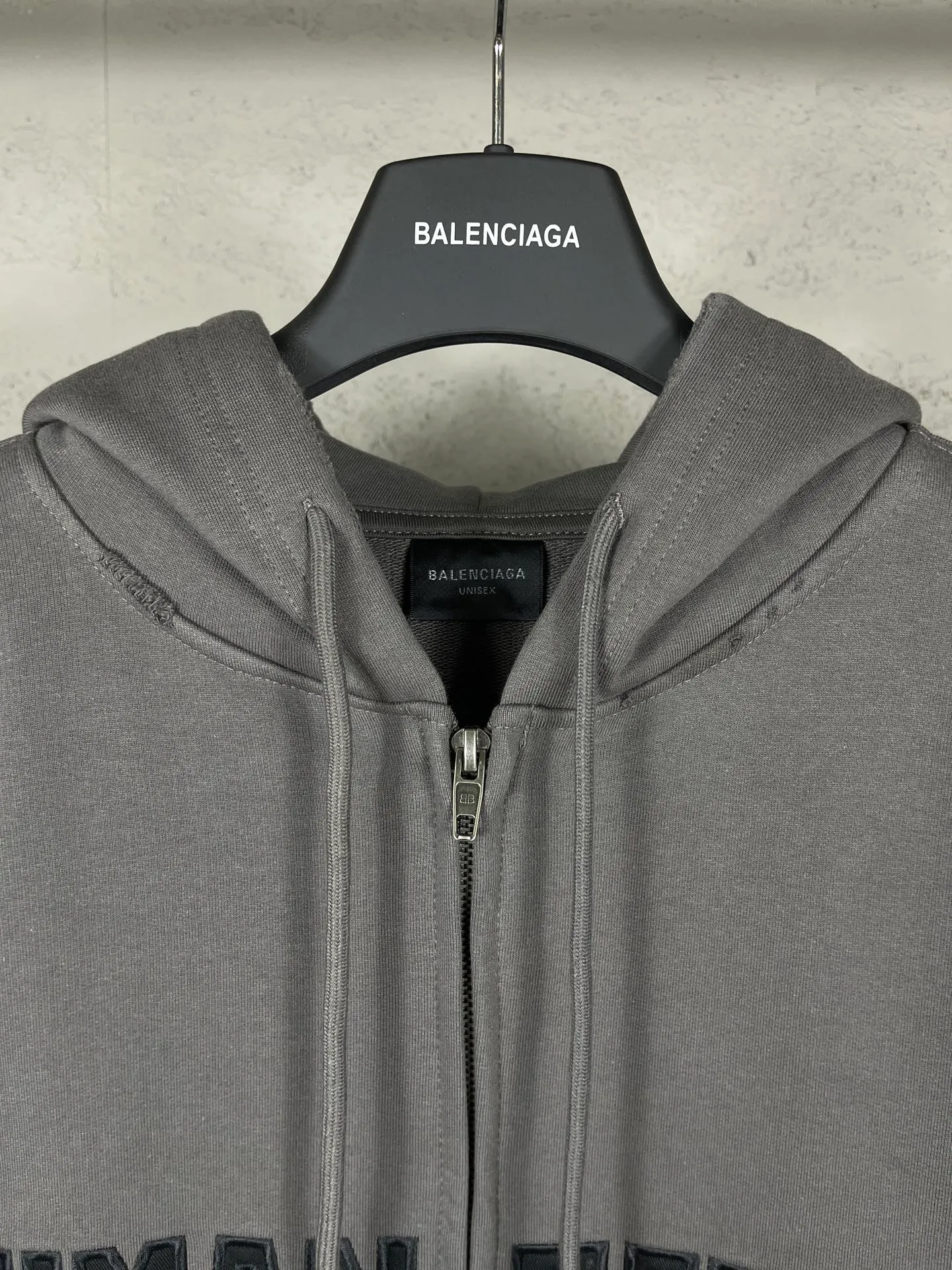 🅿️370 real photos [Top version. Official website quality] BALENCI*GA/Paris. 2025 new model. HUMAN BEING letter patch embroidered hooded zipper cardigan sweatshirt. Brick cabinets are synchronized. Genuine products are developed at the first time, and you can print and compare! The fabric is made of Paris ZP custom-woven and dyed cotton sweatshirt. Weighing 460 grams, the cloth surface is clean. The cloth pattern is clear, soft and comfortable. The threads are dyed with no color difference. The embroidery is done on a genuine Tajima embroidery machine. The letters are clear and the effect is three-dimensional. The version adopts OS loose shoulder design. Same style for men and women. Code: BL259938 Color: Smoke Gray Size: XS S M L