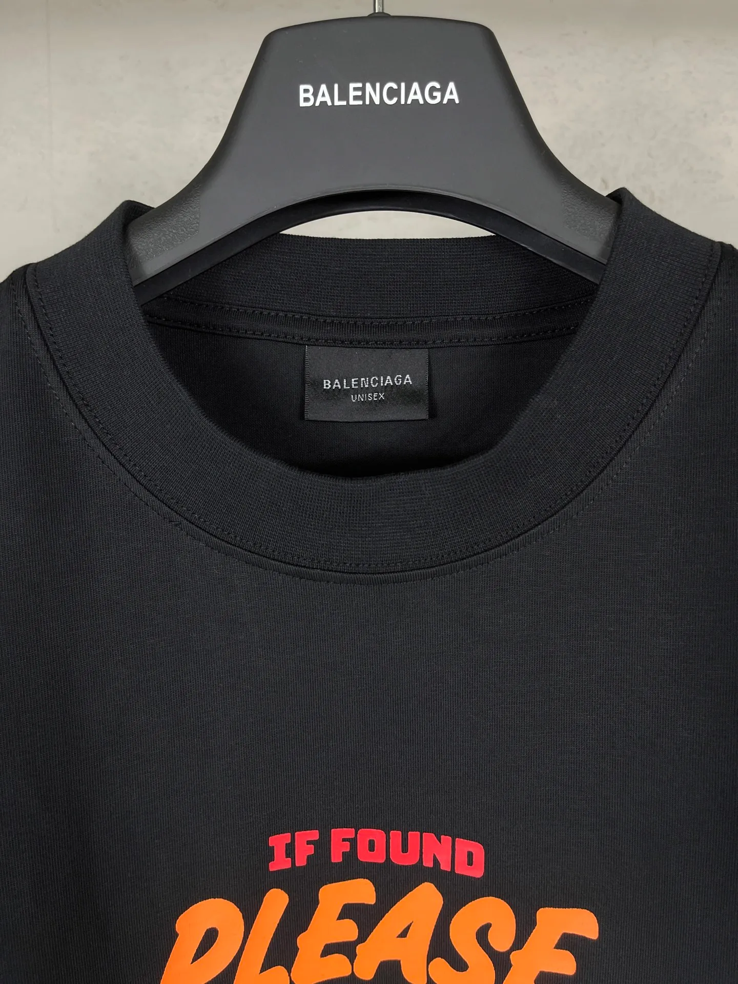 🅿️200 Actual pictures [Top version. Official website quality] BALENCI*GA/Paris.SS25 latest color printed + embroidered short-sleeved T-shirt. The front embroidery is embroidered with Tajima computer embroidery machine and imported rubber paddle printing, and the brick cabinet is synchronized. It is developed at the first time and the fabric is made of Paris ZP custom-woven and dyed cotton double yarn. Weighing 260 grams, the cloth surface is clean. The cloth pattern is clear, soft and comfortable. The threads are dyed with no color difference. The printing uses environmentally friendly imported materials, the letters are clear and the effect is three-dimensional. The version adopts OS loose shoulder design. Same style for men and women. Code: BL253693 Color: Black Size: XS S M L