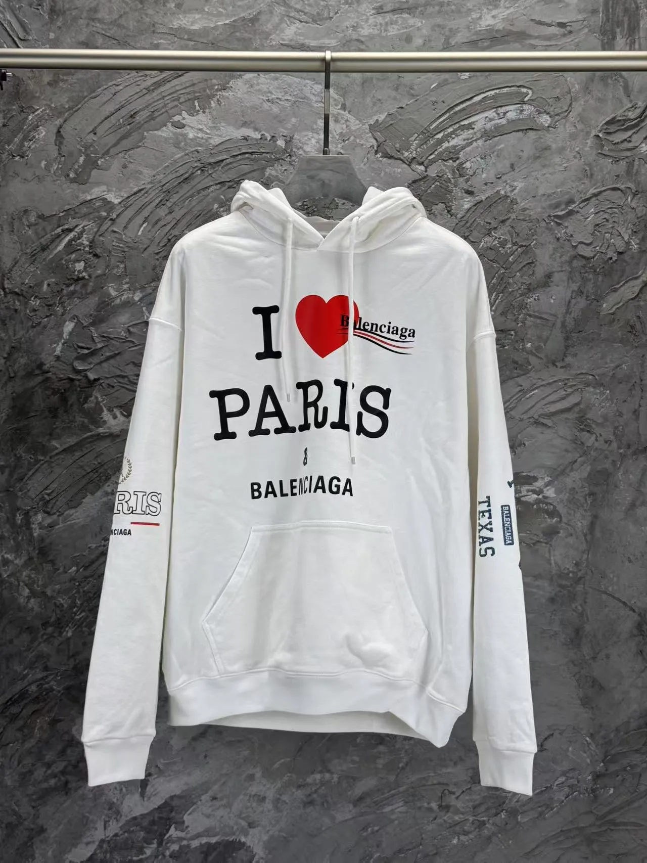 🅿️360 BALENCI*GA Paris' latest Balenciaxx art multi-branded hooded long-sleeved sweatshirt. The front printing uses imported environmentally friendly offset printing. The effect is three-dimensional. Exclusively woven and dyed 460g fabric. Threads are dyed in the same vat with zero color difference. Brick cabinet synchronization. Welcome to compare. Same style for men and women -Color: black white -SIZE: Xs S M L Style No. 8957#