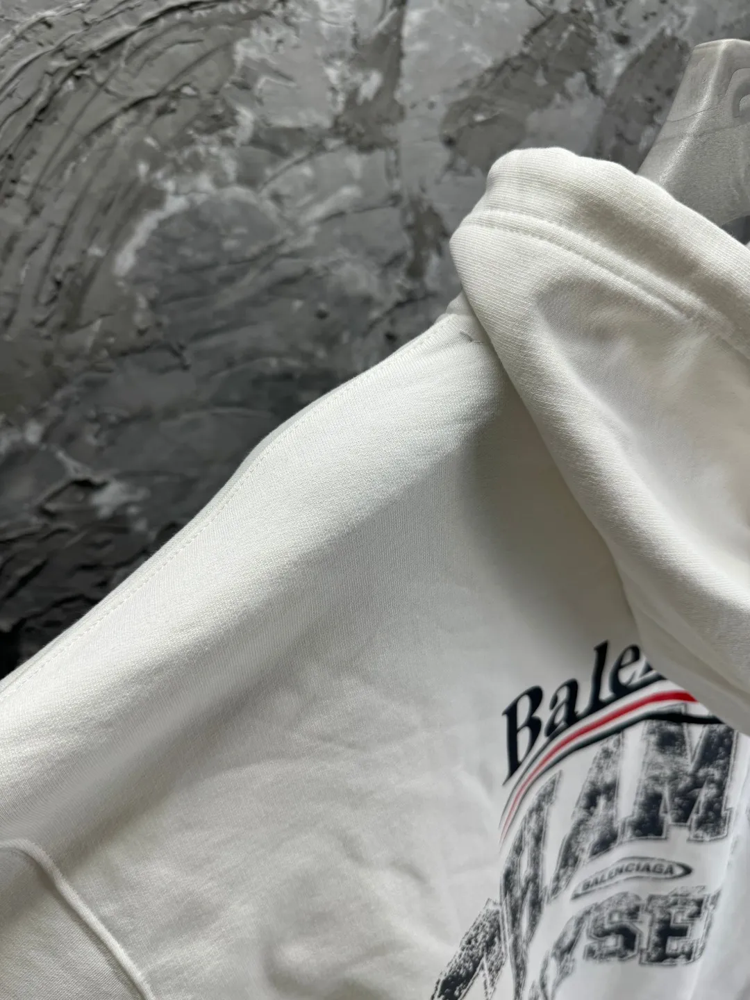 🅿️360 BALENCI*GA Paris' latest Balenciaxx art multi-branded hooded long-sleeved sweatshirt. The front printing uses imported environmentally friendly offset printing. The effect is three-dimensional. Exclusively woven and dyed 460g fabric. Threads are dyed in the same vat with zero color difference. Brick cabinet synchronization. Welcome to compare. Same style for men and women -Color: black white -SIZE: Xs S M L Style No. 8957#