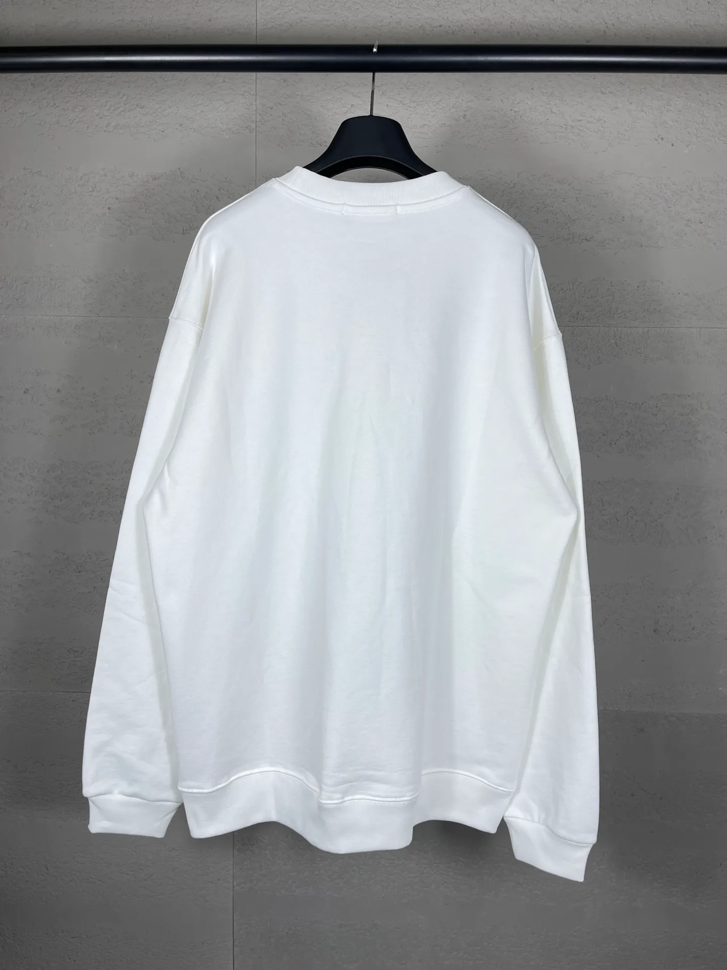 🅿️246 Actual pictures [Top version. Official website quality] BALENCI*GA/Paris. Classic style. SS22 #balenci*ga lock letter LOGO round neck sweatshirt. Brick cabinet synchronization.                       The fabric is made of Paris ZP custom-woven and dyed cotton sweatshirt. The weight is 450 grams. The cloth surface is clean. The cloth pattern is clear, soft and comfortable. The threads are dyed with no color difference. The classic pattern is printed with environmentally friendly imported materials, precision printing screen, the letters are clear, the effect is three-dimensional, and the brick cabinet is restored. The version adopts the OS loose shoulder style. Same style for men and women Coding: BL235568 Color: black, white, coffee Size: XS S M L