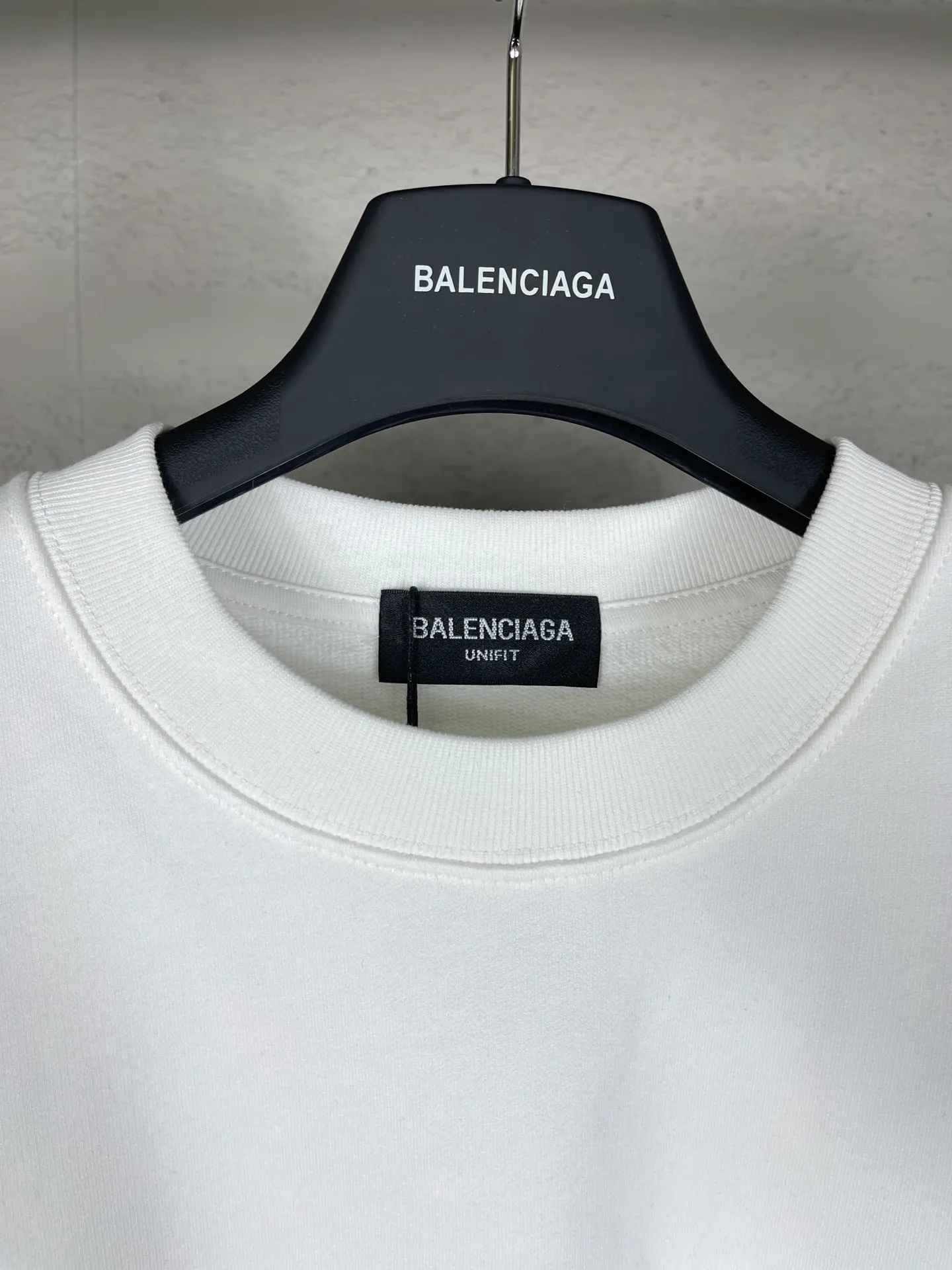 🅿️246 Actual pictures [Top version. Official website quality] BALENCI*GA/Paris. Classic style. SS22 #balenci*ga lock letter LOGO round neck sweatshirt. Brick cabinet synchronization.                       The fabric is made of Paris ZP custom-woven and dyed cotton sweatshirt. The weight is 450 grams. The cloth surface is clean. The cloth pattern is clear, soft and comfortable. The threads are dyed with no color difference. The classic pattern is printed with environmentally friendly imported materials, precision printing screen, the letters are clear, the effect is three-dimensional, and the brick cabinet is restored. The version adopts the OS loose shoulder style. Same style for men and women Coding: BL235568 Color: black, white, coffee Size: XS S M L