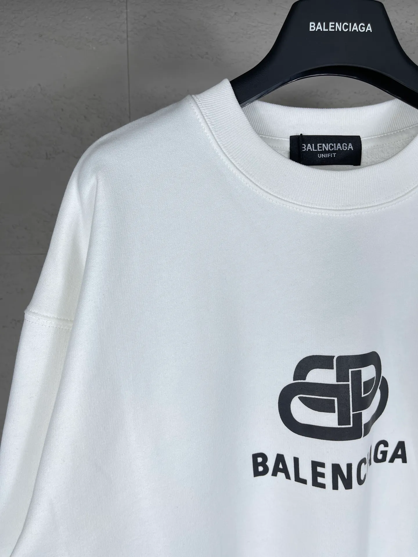 🅿️246 Actual pictures [Top version. Official website quality] BALENCI*GA/Paris. Classic style. SS22 #balenci*ga lock letter LOGO round neck sweatshirt. Brick cabinet synchronization.                       The fabric is made of Paris ZP custom-woven and dyed cotton sweatshirt. The weight is 450 grams. The cloth surface is clean. The cloth pattern is clear, soft and comfortable. The threads are dyed with no color difference. The classic pattern is printed with environmentally friendly imported materials, precision printing screen, the letters are clear, the effect is three-dimensional, and the brick cabinet is restored. The version adopts the OS loose shoulder style. Same style for men and women Coding: BL235568 Color: black, white, coffee Size: XS S M L