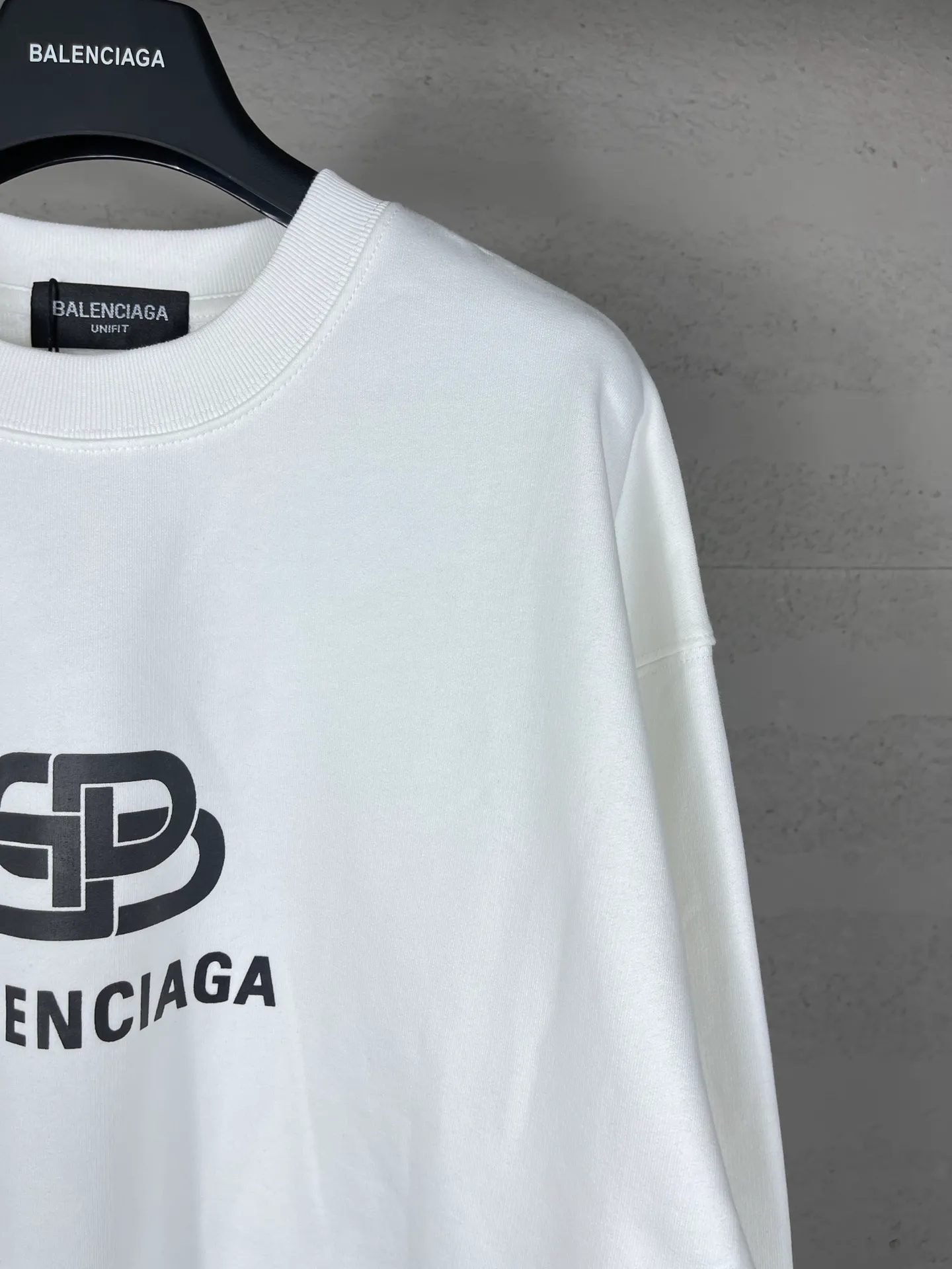 🅿️246 Actual pictures [Top version. Official website quality] BALENCI*GA/Paris. Classic style. SS22 #balenci*ga lock letter LOGO round neck sweatshirt. Brick cabinet synchronization.                       The fabric is made of Paris ZP custom-woven and dyed cotton sweatshirt. The weight is 450 grams. The cloth surface is clean. The cloth pattern is clear, soft and comfortable. The threads are dyed with no color difference. The classic pattern is printed with environmentally friendly imported materials, precision printing screen, the letters are clear, the effect is three-dimensional, and the brick cabinet is restored. The version adopts the OS loose shoulder style. Same style for men and women Coding: BL235568 Color: black, white, coffee Size: XS S M L