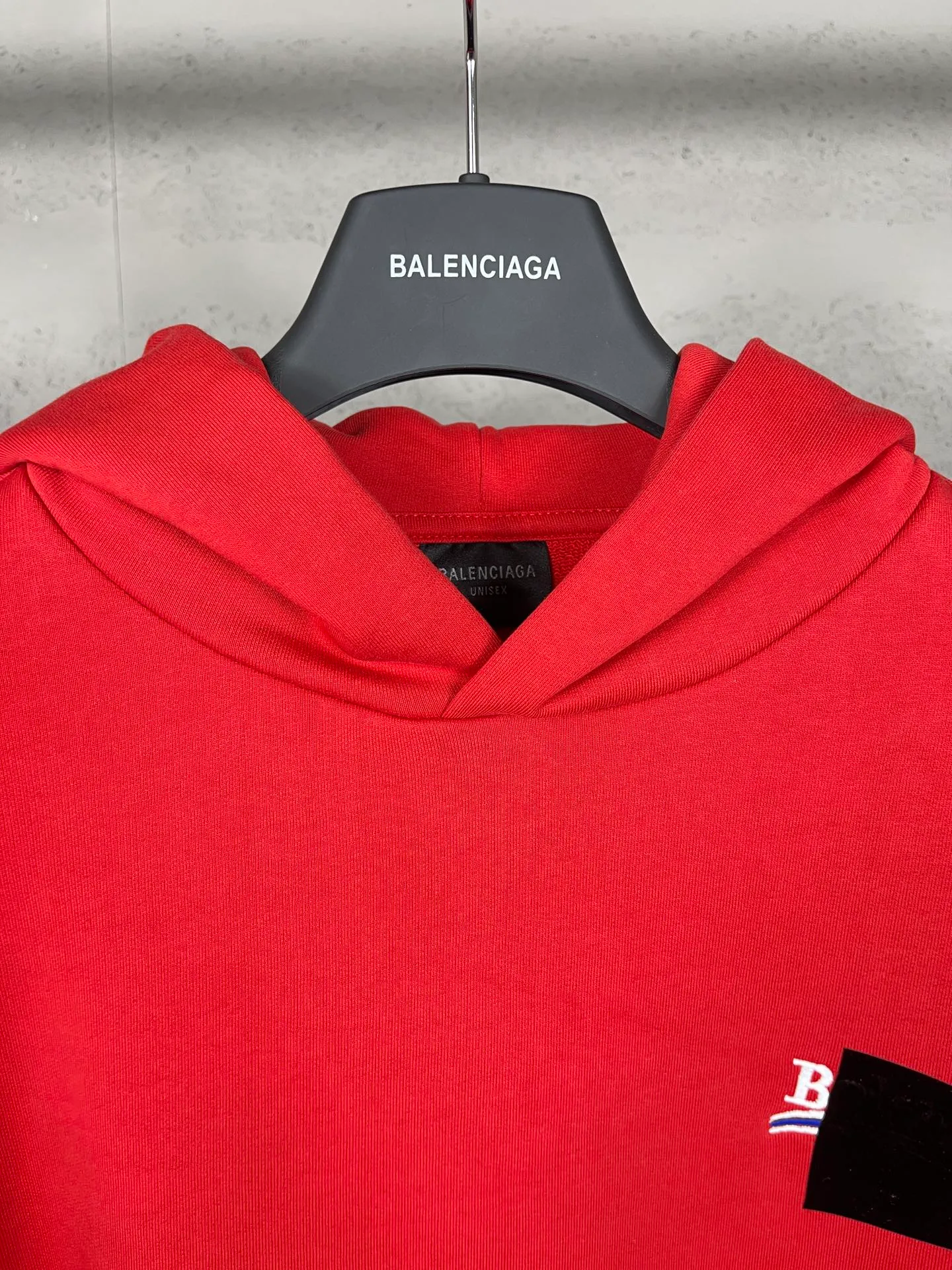 🅿️310 Actual pictures [Top version. Official website quality] BALENCI*GA/Paris #Classic. Coke embroidered black tape hooded sweatshirt. The fabric is made of Paris ZP custom-woven and dyed cotton sweatshirt. The weight is 450 grams. The cloth surface is clean. The cloth pattern is clear, soft and comfortable. The color fastness is good. It is not easy to change color. The threads are dyed with no color difference. The classic pattern embroidery uses an imported embroidery machine, and the embroidery thread color is based on the original color. It is produced based on the pictures in the Jubie market. The letters are clear. The three-dimensional effect is strong. The embroidered flowers are laminated on the finished product. The version adopts OS loose shoulder design. Same style for men and women. Code: BL238058 Color: black, off-white, smoky gray, red, brown Size: XS S M L
