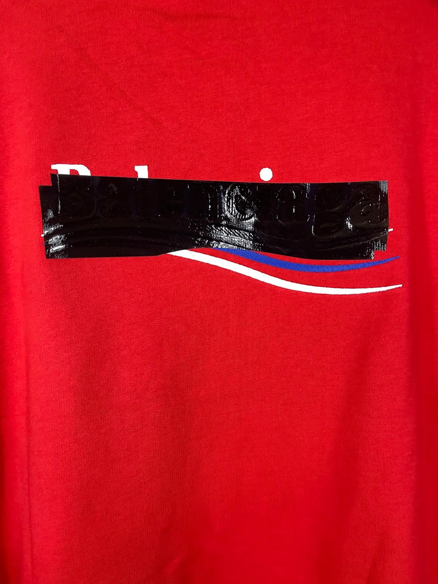 🅿️310 Actual pictures [Top version. Official website quality] BALENCI*GA/Paris #Classic. Coke embroidered black tape hooded sweatshirt. The fabric is made of Paris ZP custom-woven and dyed cotton sweatshirt. The weight is 450 grams. The cloth surface is clean. The cloth pattern is clear, soft and comfortable. The color fastness is good. It is not easy to change color. The threads are dyed with no color difference. The classic pattern embroidery uses an imported embroidery machine, and the embroidery thread color is based on the original color. It is produced based on the pictures in the Jubie market. The letters are clear. The three-dimensional effect is strong. The embroidered flowers are laminated on the finished product. The version adopts OS loose shoulder design. Same style for men and women. Code: BL238058 Color: black, off-white, smoky gray, red, brown Size: XS S M L