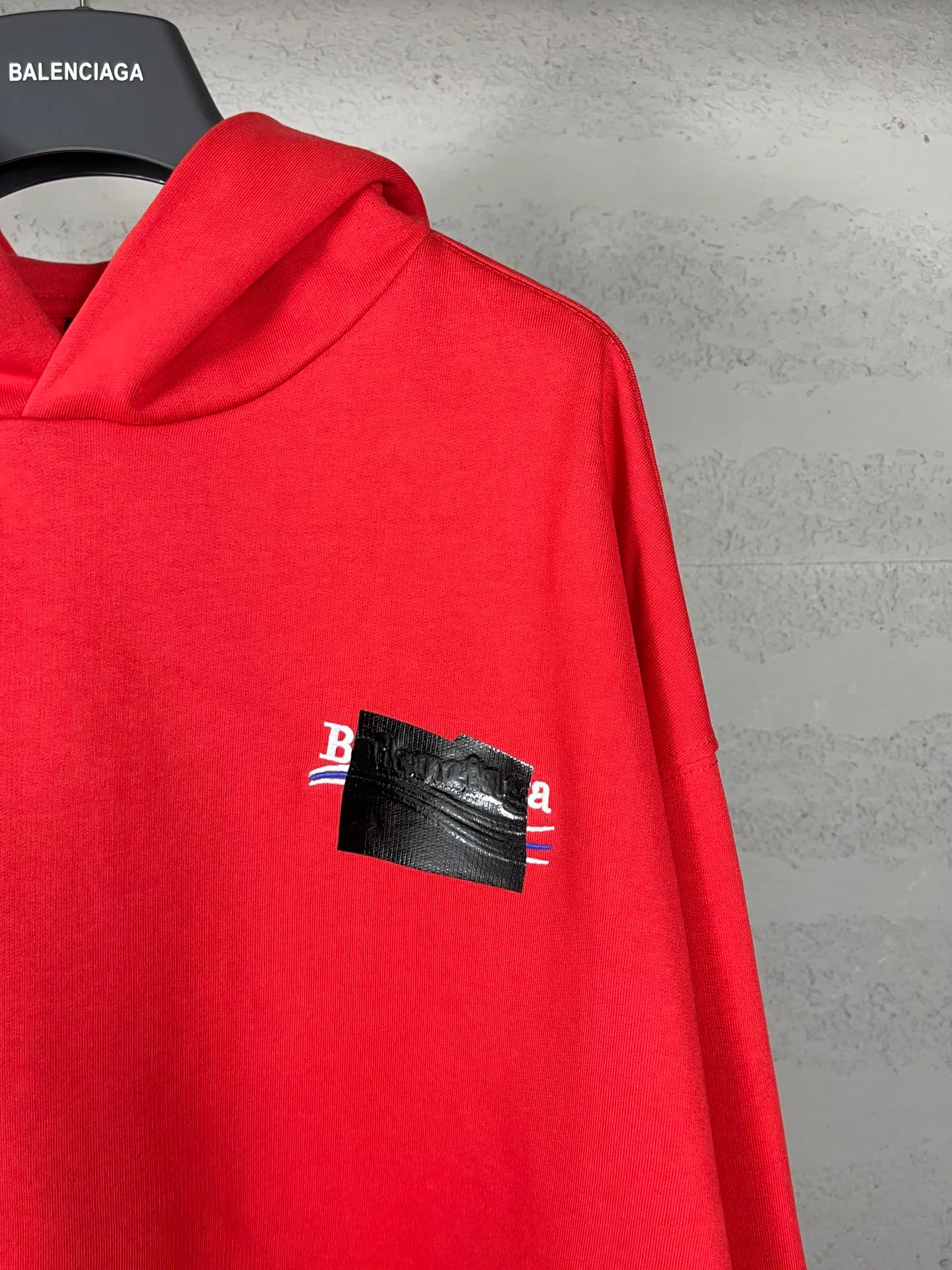 🅿️310 Actual pictures [Top version. Official website quality] BALENCI*GA/Paris #Classic. Coke embroidered black tape hooded sweatshirt. The fabric is made of Paris ZP custom-woven and dyed cotton sweatshirt. The weight is 450 grams. The cloth surface is clean. The cloth pattern is clear, soft and comfortable. The color fastness is good. It is not easy to change color. The threads are dyed with no color difference. The classic pattern embroidery uses an imported embroidery machine, and the embroidery thread color is based on the original color. It is produced based on the pictures in the Jubie market. The letters are clear. The three-dimensional effect is strong. The embroidered flowers are laminated on the finished product. The version adopts OS loose shoulder design. Same style for men and women. Code: BL238058 Color: black, off-white, smoky gray, red, brown Size: XS S M L