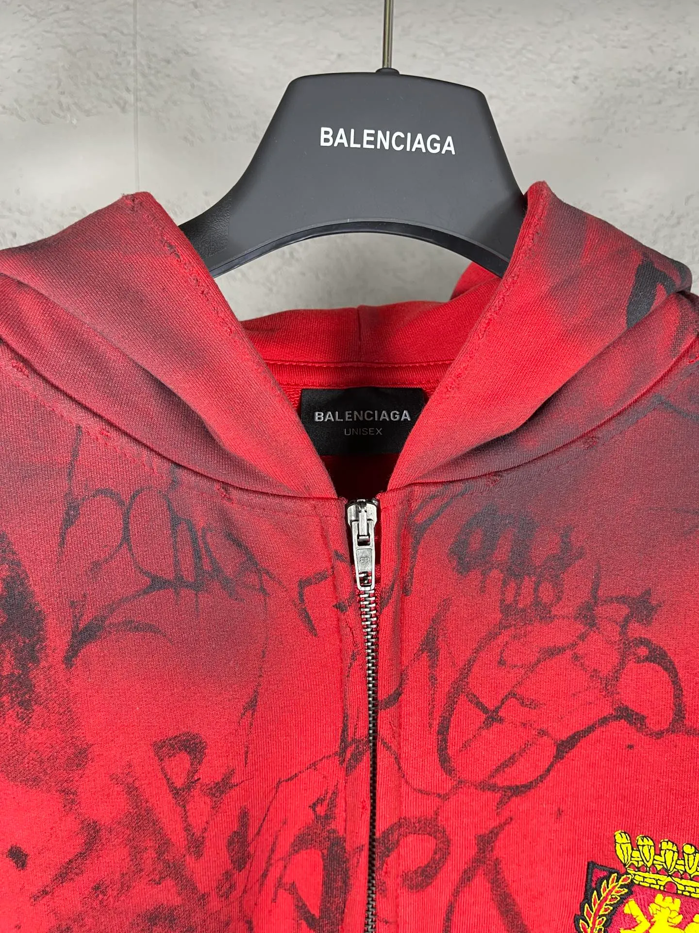 🅿️456 real photos [Top version. Official website quality] BALENCI*GA/Paris co-branded Manchester United. 24 latest. Hand-painted. Worn. Washed. Distressed. Worn. Inkjet painting. Graffiti. Zipper cardigan hooded sweatshirt. The embroidered insignia is heavily tattered. Top-quality board. Comparisons are welcome. The fabric is made of Paris ZP custom-woven and dyed cotton double yarn. Weighing 260 grams, the cloth surface is clean. The cloth pattern is clear, soft and comfortable. The threads are dyed with no color difference. The front pattern embroidery is made with imported machine embroidery. The color of the chapter mark is the same. The embroidery and border are embroidered. The chapter mark is worn and distressed to match the brick cabinet. Ready-made clothes are washed and distressed. Painted with graffiti. The entire piece of clothing is restored with overweight craftsmanship. Jubie market produces pictures based on pictures. Welcome to compare. The version adopts OS loose shoulder design. Same style for men and women. Code: BL238079 Color: gray, red, lake blue Size: XS S M L