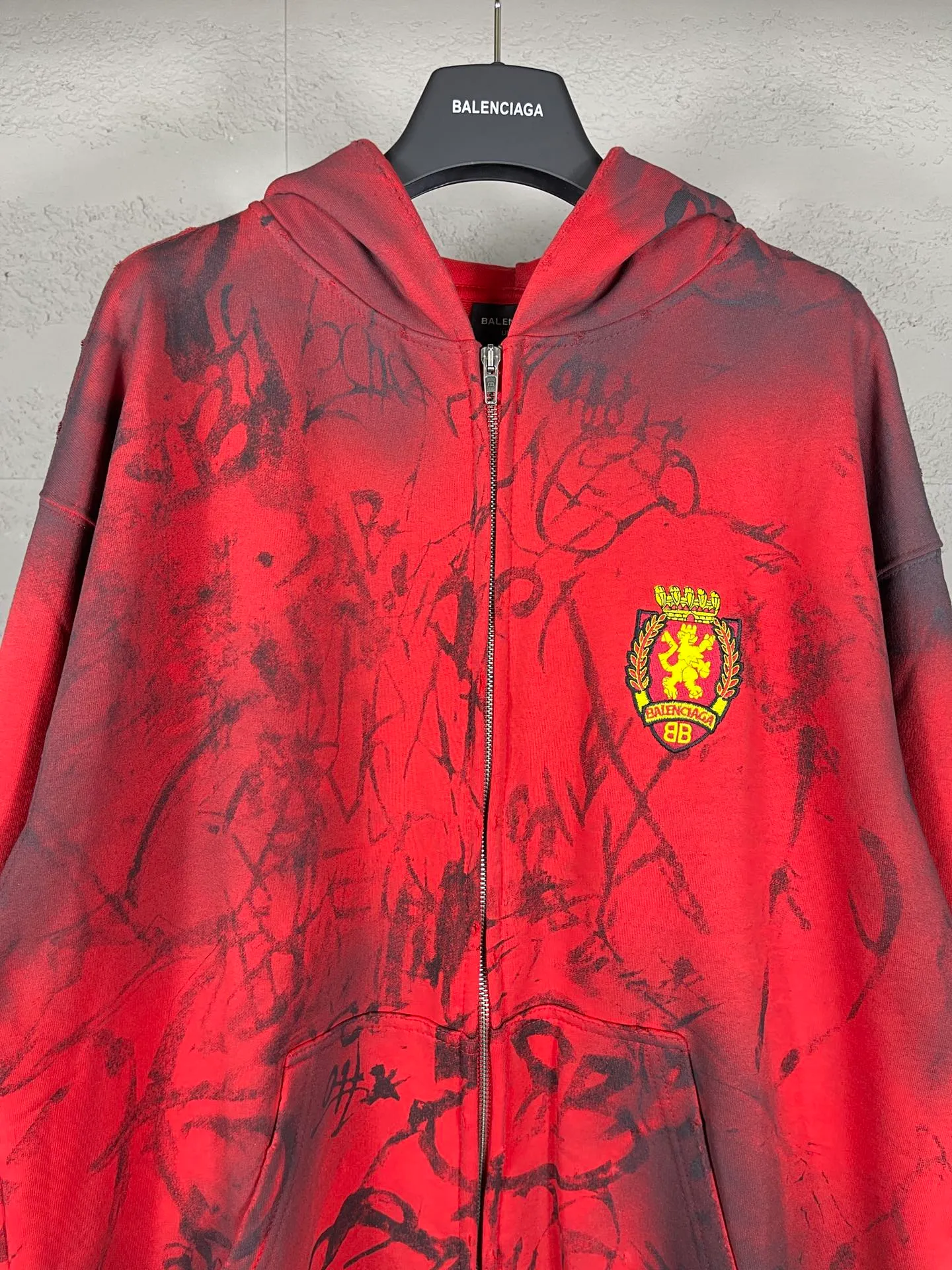 🅿️456 real photos [Top version. Official website quality] BALENCI*GA/Paris co-branded Manchester United. 24 latest. Hand-painted. Worn. Washed. Distressed. Worn. Inkjet painting. Graffiti. Zipper cardigan hooded sweatshirt. The embroidered insignia is heavily tattered. Top-quality board. Comparisons are welcome. The fabric is made of Paris ZP custom-woven and dyed cotton double yarn. Weighing 260 grams, the cloth surface is clean. The cloth pattern is clear, soft and comfortable. The threads are dyed with no color difference. The front pattern embroidery is made with imported machine embroidery. The color of the chapter mark is the same. The embroidery and border are embroidered. The chapter mark is worn and distressed to match the brick cabinet. Ready-made clothes are washed and distressed. Painted with graffiti. The entire piece of clothing is restored with overweight craftsmanship. Jubie market produces pictures based on pictures. Welcome to compare. The version adopts OS loose shoulder design. Same style for men and women. Code: BL238079 Color: gray, red, lake blue Size: XS S M L