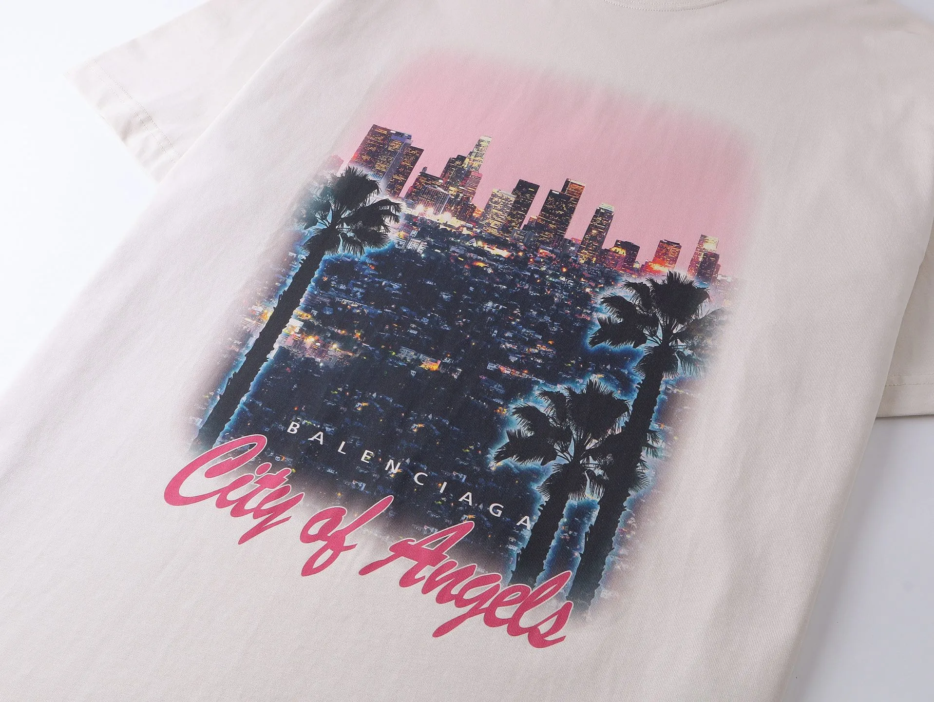 🅿️186 real photos [Top version. Official website quality] BALENCI*GA/25 new model. Garment-washed short-sleeved T-shirt with Los Angeles night scene direct-printed print on the front #SS25 latest style. Research and development at the first time, different market currencies. Comparisons welcome. The fabric is made of Paris ZP custom-woven and dyed cotton double yarn. Weighing 260 grams, the cloth surface is clean. The cloth pattern is clear, soft and comfortable. The threads are dyed with no color difference. Printing adopts computer direct printing. Garments are washed and aged. Jubie market currency. Welcome to compare. The version adopts OS loose shoulder design. Same style for men and women. Code: BL253698 Color: washed black, apricot Size: XS S M L