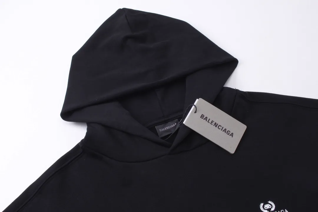 🅿️300 Detailed picture [Top version. Official website quality] BALENCI*GA/Paris BALENCI*GA#2023 spring and summer new style, long-sleeved sweatshirt with classic LOGO printed all over it. 2023 autumn and winter new product. Brick cabinet synchronization. The fabric is made of Paris ZP custom-woven and dyed cotton double yarn sweatshirt. The weight is 450 grams, the cloth surface is clean. The cloth texture is clear. Soft and comfortable. Good color fastness. Not easy to change color. The threads are woven and dyed with no color difference. The printing uses imported environmentally friendly rubber paddles, precision stencils, fine LOGO letters, clear letters, no burrs, and a three-dimensional effect. Restore brick cabinet. The version adopts OS loose shoulder style. Same style for men and women. Code: BL238002 Color: black, beige, pink, smoke gray. Size: XS S M L