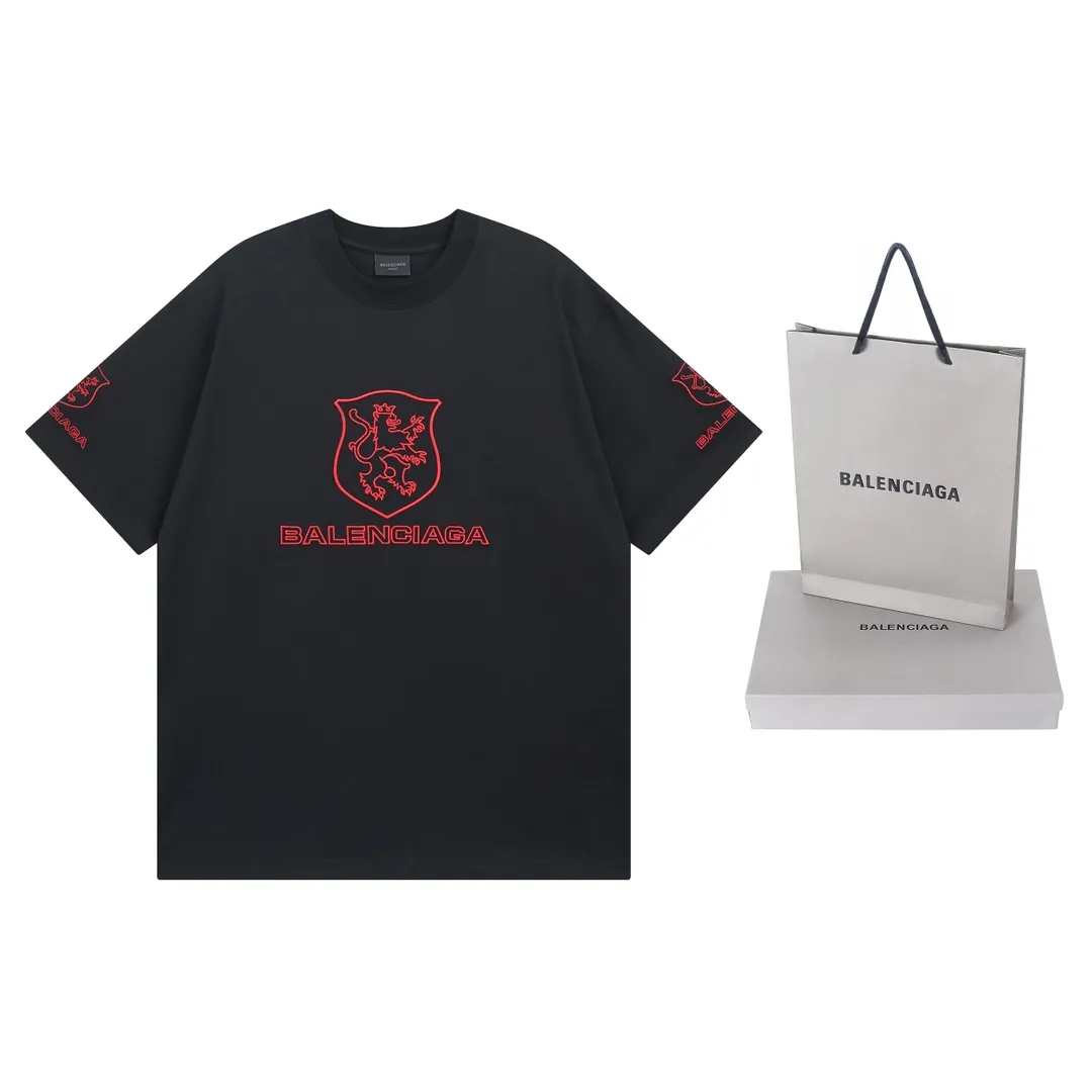 🅿️190 real photos [Top version. Official website quality] BALENCI*GA/Paris BALENCI*GA# New model, 2025 new LION CLUB letter LOGO on the front and back, exquisite embroidery on the left and right cuffs of short-sleeved T-shirts. Brick cabinet synchronization. Welcome to compare. The fabric is made of Paris ZP custom-woven and dyed 100% cotton double-yarn compact cotton. The weight is 260 grams. The cloth surface is clean. The cloth pattern is clear. It is soft and comfortable. It has good color fastness and is not easy to change color. The threads are woven and dyed with no color difference. The embroidery is done using a Tajima embroidery machine, with clear patterns and three-dimensional letters. Comparisons welcome. Restore brick cabinet. The version adopts OS loose shoulder style. Same style for men and women. Code: BL253623 Color: Black Size: XS S M L