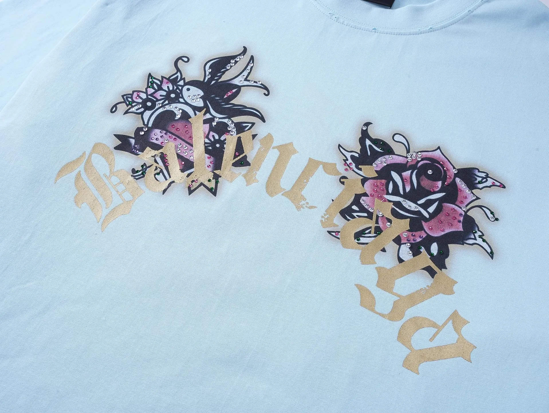 🅿️220 real photos [Top version. Official website quality] BALENCI*GA/25 new model. The front is directly printed with tacky tattoo art work, the right sleeve is printed with graphics, and the front and back are rhinestoned. Ready-to-wear distressed short-sleeved T-shirt # SS25 latest style. Research and development at the first time, different market currencies. Comparisons welcome. The fabric is made of Paris ZP custom-woven and dyed cotton double yarn. Weighing 260 grams, the cloth surface is clean. The cloth pattern is clear, soft and comfortable. The threads are dyed with no color difference. Printing adopts computer direct printing. The front and back pieces are hot-drilled. The garments are washed and worn to make them look old. Jubie market currency. Welcome to compare. The version adopts OS loose shoulder design. Same style for men and women. Code: BL253676 Color: black, light blue Size: XS S M L