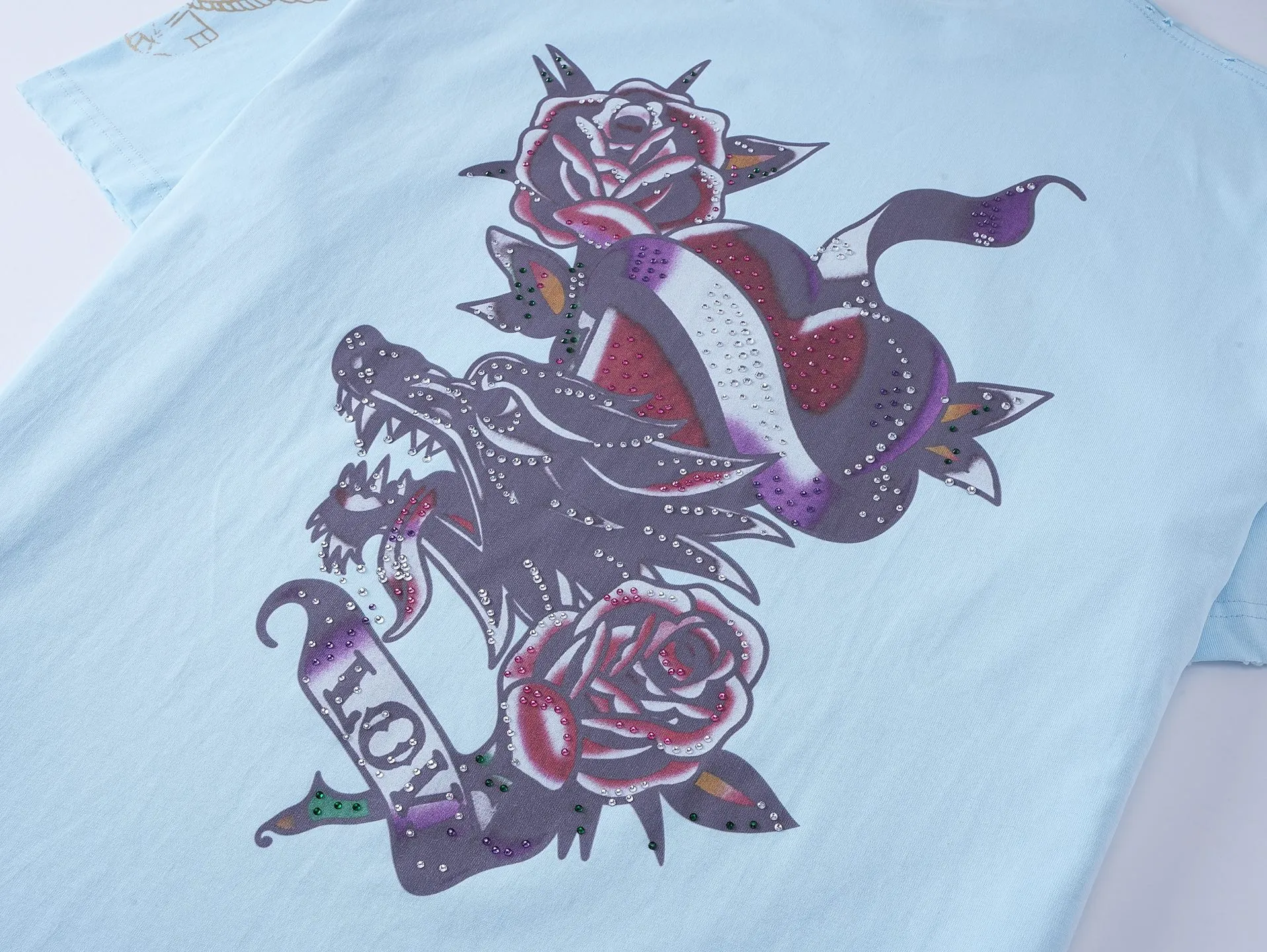 🅿️220 real photos [Top version. Official website quality] BALENCI*GA/25 new model. The front is directly printed with tacky tattoo art work, the right sleeve is printed with graphics, and the front and back are rhinestoned. Ready-to-wear distressed short-sleeved T-shirt # SS25 latest style. Research and development at the first time, different market currencies. Comparisons welcome. The fabric is made of Paris ZP custom-woven and dyed cotton double yarn. Weighing 260 grams, the cloth surface is clean. The cloth pattern is clear, soft and comfortable. The threads are dyed with no color difference. Printing adopts computer direct printing. The front and back pieces are hot-drilled. The garments are washed and worn to make them look old. Jubie market currency. Welcome to compare. The version adopts OS loose shoulder design. Same style for men and women. Code: BL253676 Color: black, light blue Size: XS S M L