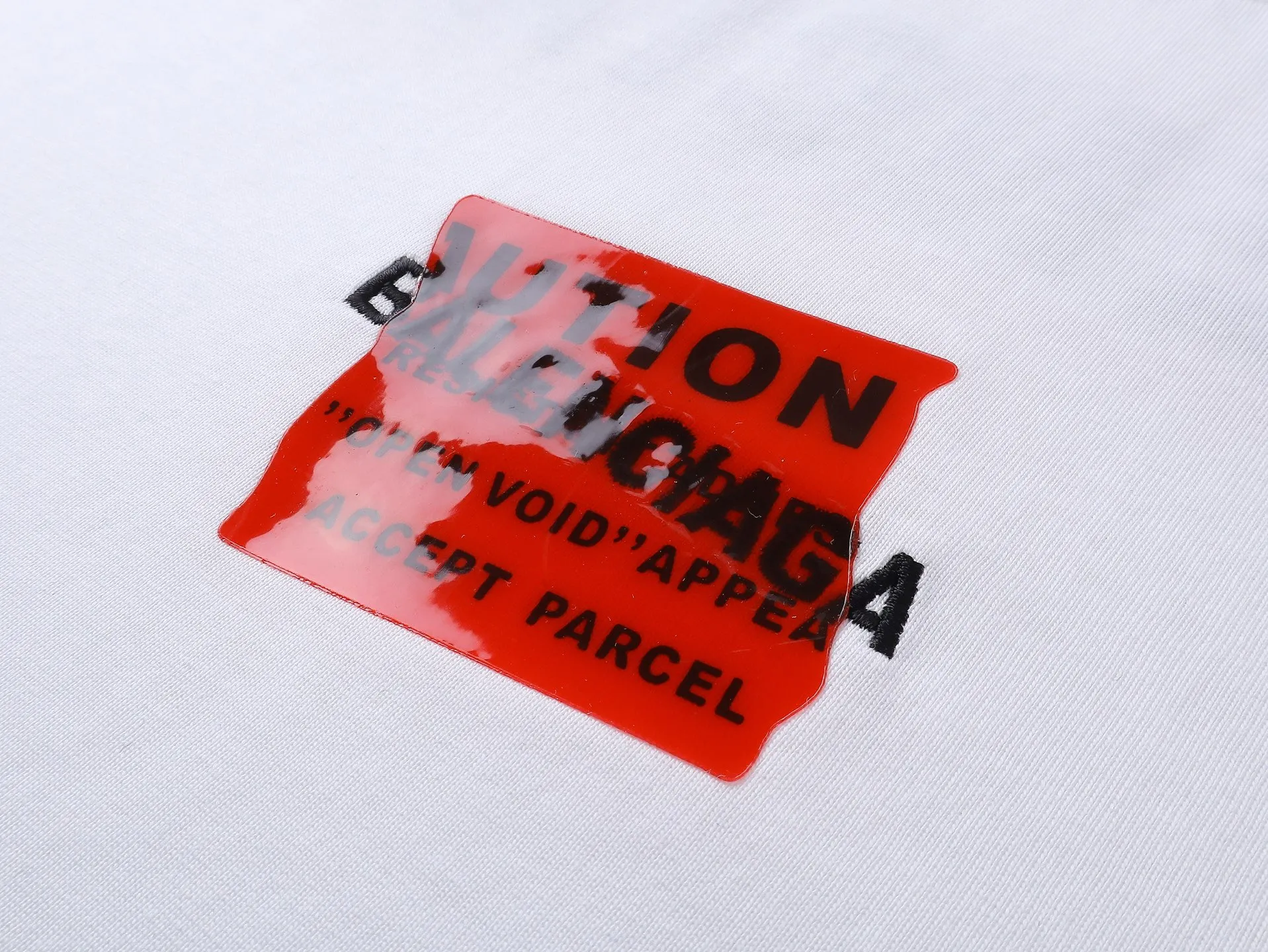 🅿️196 Actual pictures [Top version. Official website quality] BALENCI*GA/Paris #2025 new style front and rear letter LOGO embroidered tape taped short-sleeved T-shirt, full of design. Welcome to compare. The fabric is made of Paris ZP custom-woven and dyed cotton double yarn, weight 260 grams, clean cloth surface, clear cloth pattern, soft and comfortable. The threads are dyed with no color difference. The classic letter LOGO is embroidered with imported Tajima embroidery machine. The tape is stamped with imported transparent glue. The effect is three-dimensional. Restore the brick cabinet, adopt the OS loose shoulder version. Same style for men and women. Code: BL253662 Color: black, sky blue, white, floral gray Size: XS S M L