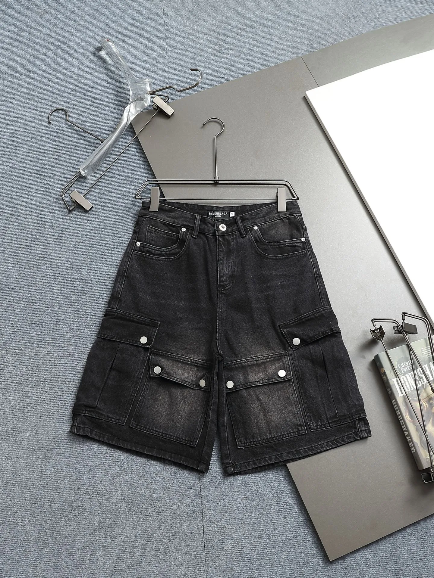 🅿️220 spring and summer Balenciaga 25 popular black heavy-duty new men's denim shorts, exclusive for sale, fashionable and elegant, heavy craftsmanship design. Selected imported heavyweight denim non-elastic fabric 14 Ans 100% cotton denim, using original color yeast washing process, softened by washing water. The upper body is very comfortable and drapey. It is matched with Balenciaga's latest printing. Equipped with counter hardware decoration. Customized leather label. Exquisite stitching. New denim direct-injection printing process. The main silhouette design is very fashionable and trendy. The fabric is comfortable and breathable after heavy washing. The stable color is the same style for men and women. It is definitely a super cool item that can be worn every day! Same style for men and women Color: black light blue Size: M L XL XXL