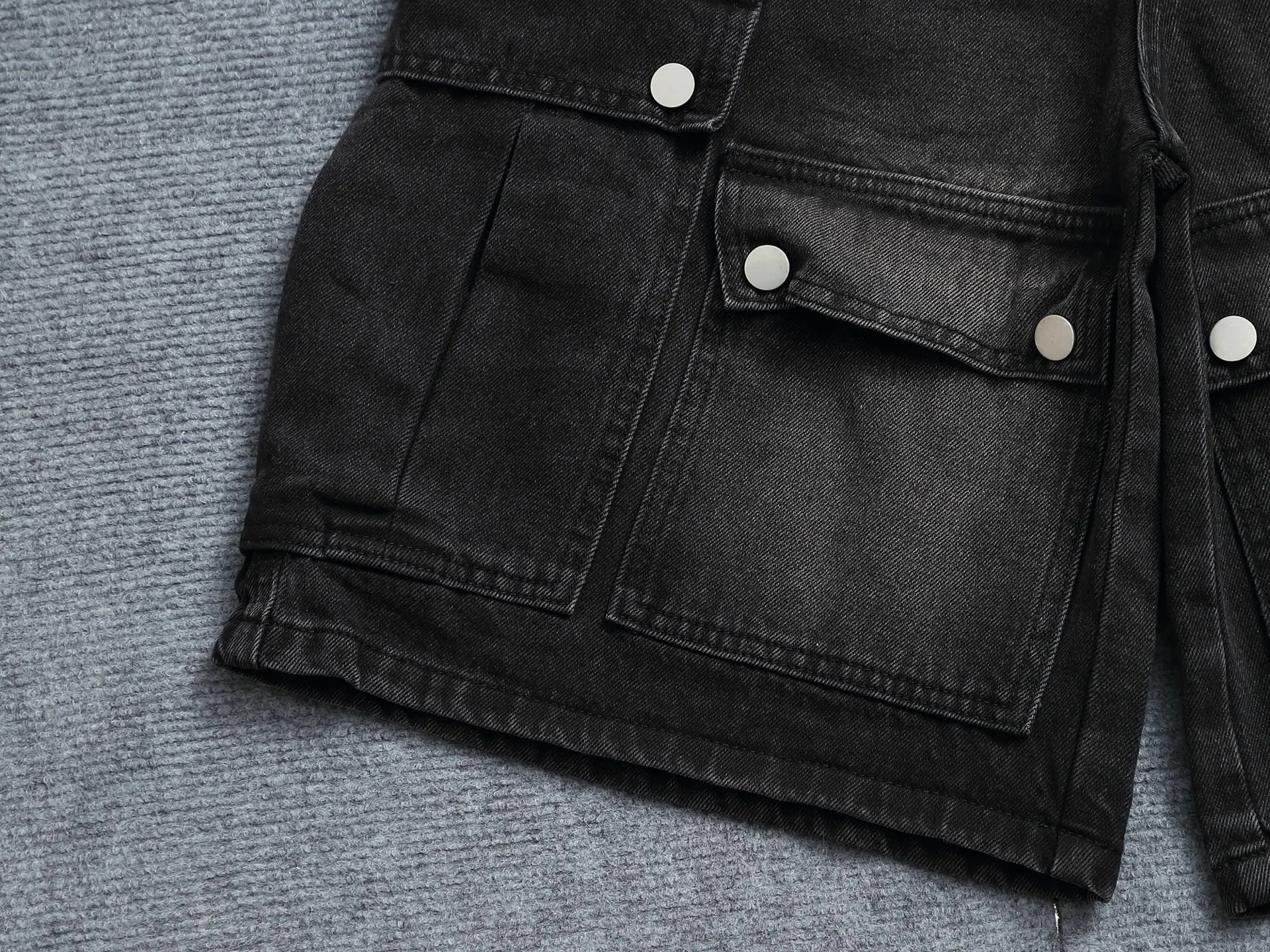 🅿️220 spring and summer Balenciaga 25 popular black heavy-duty new men's denim shorts, exclusive for sale, fashionable and elegant, heavy craftsmanship design. Selected imported heavyweight denim non-elastic fabric 14 Ans 100% cotton denim, using original color yeast washing process, softened by washing water. The upper body is very comfortable and drapey. It is matched with Balenciaga's latest printing. Equipped with counter hardware decoration. Customized leather label. Exquisite stitching. New denim direct-injection printing process. The main silhouette design is very fashionable and trendy. The fabric is comfortable and breathable after heavy washing. The stable color is the same style for men and women. It is definitely a super cool item that can be worn every day! Same style for men and women Color: black light blue Size: M L XL XXL