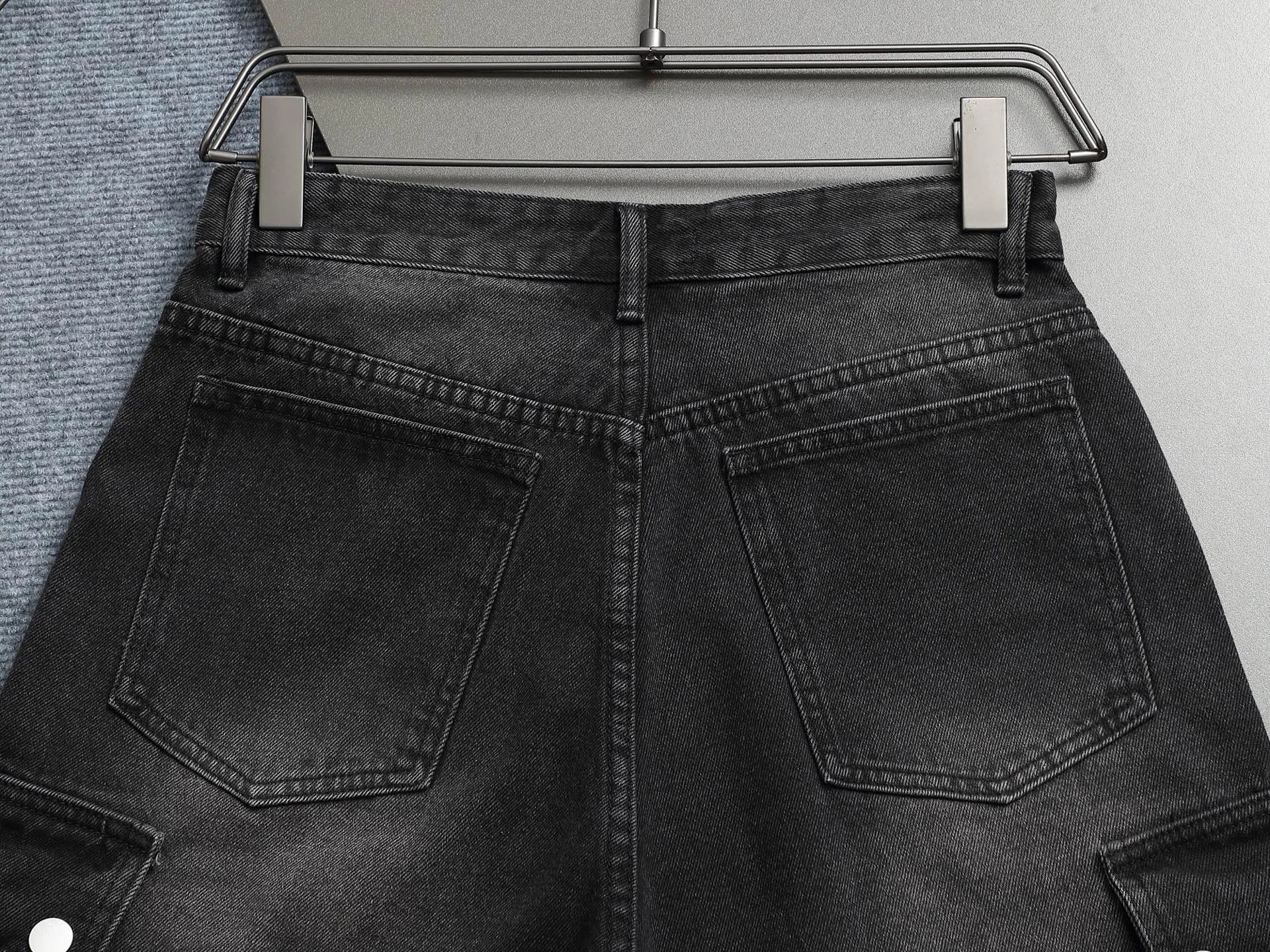 🅿️220 spring and summer Balenciaga 25 popular black heavy-duty new men's denim shorts, exclusive for sale, fashionable and elegant, heavy craftsmanship design. Selected imported heavyweight denim non-elastic fabric 14 Ans 100% cotton denim, using original color yeast washing process, softened by washing water. The upper body is very comfortable and drapey. It is matched with Balenciaga's latest printing. Equipped with counter hardware decoration. Customized leather label. Exquisite stitching. New denim direct-injection printing process. The main silhouette design is very fashionable and trendy. The fabric is comfortable and breathable after heavy washing. The stable color is the same style for men and women. It is definitely a super cool item that can be worn every day! Same style for men and women Color: black light blue Size: M L XL XXL