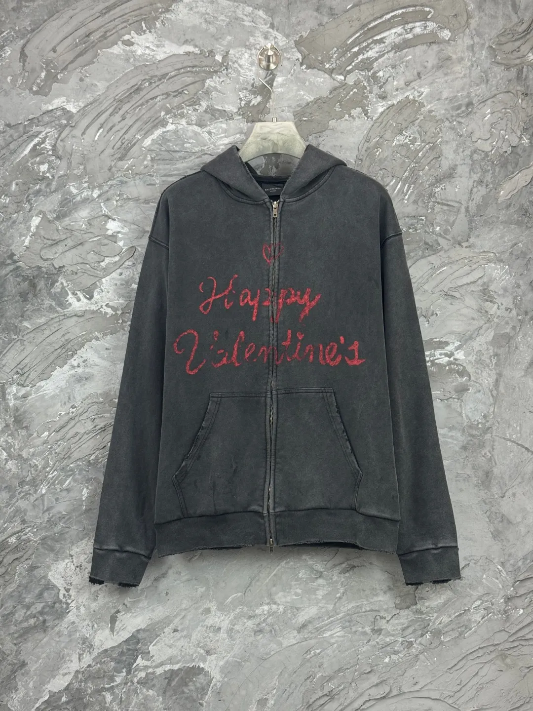🅿️410 - BALENCI*GA Paris Valentine's Day limited edition hooded long-sleeved sweatshirt. The front pattern is printed by computer direct printing. The ready-to-wear is washed and distressed. Customized matching hardware. The letters are clear. The effect is three-dimensional. Exclusively pattern-woven and dyed 460g fabric. Threads are dyed in the same vat with zero color difference. Brick cabinet synchronization. Welcome to compare. Same style for men and women -Color: washed black, off-white -SIZE: Xs S M L Style number 8972#