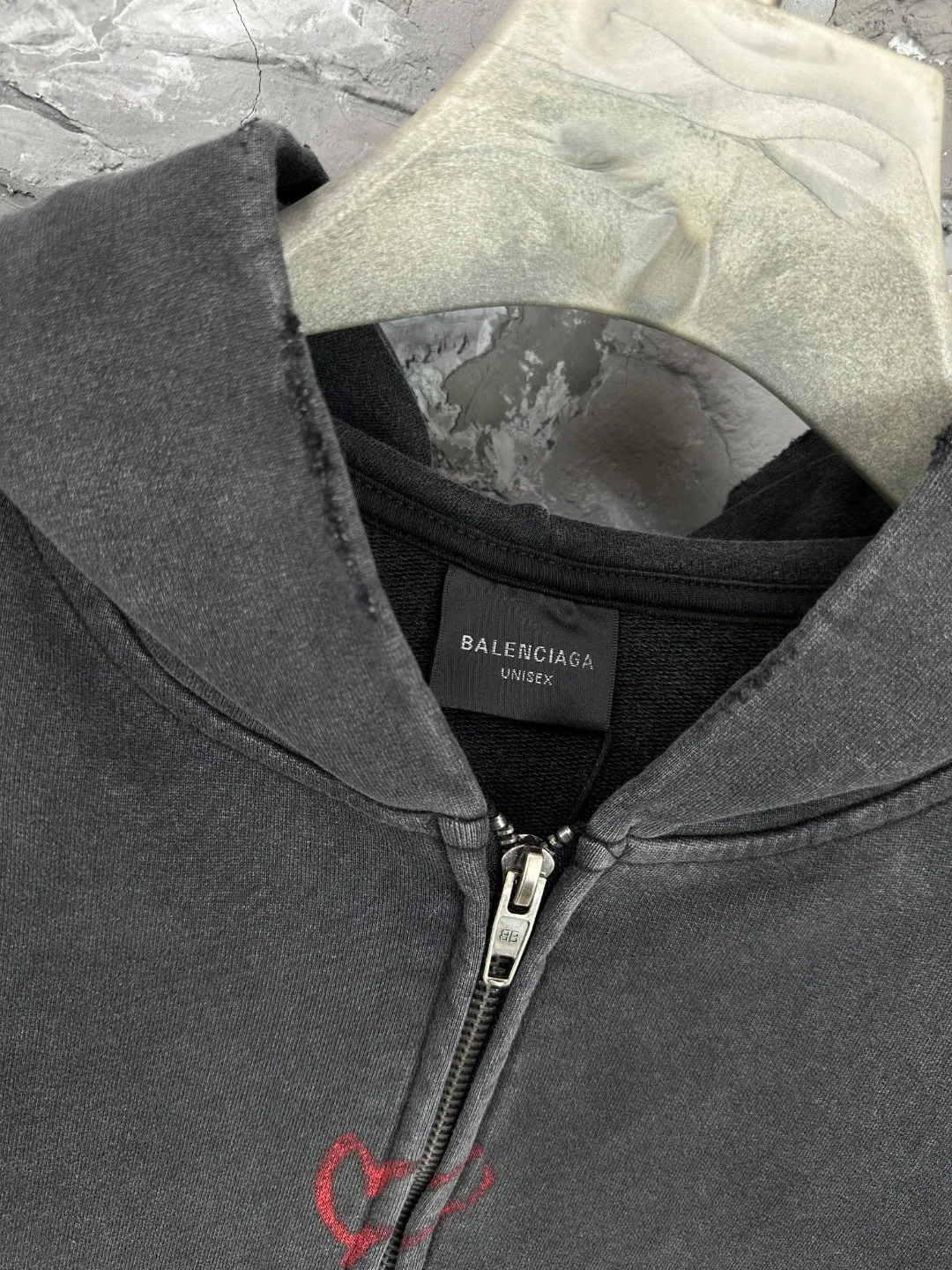 🅿️410 - BALENCI*GA Paris Valentine's Day limited edition hooded long-sleeved sweatshirt. The front pattern is printed by computer direct printing. The ready-to-wear is washed and distressed. Customized matching hardware. The letters are clear. The effect is three-dimensional. Exclusively pattern-woven and dyed 460g fabric. Threads are dyed in the same vat with zero color difference. Brick cabinet synchronization. Welcome to compare. Same style for men and women -Color: washed black, off-white -SIZE: Xs S M L Style number 8972#