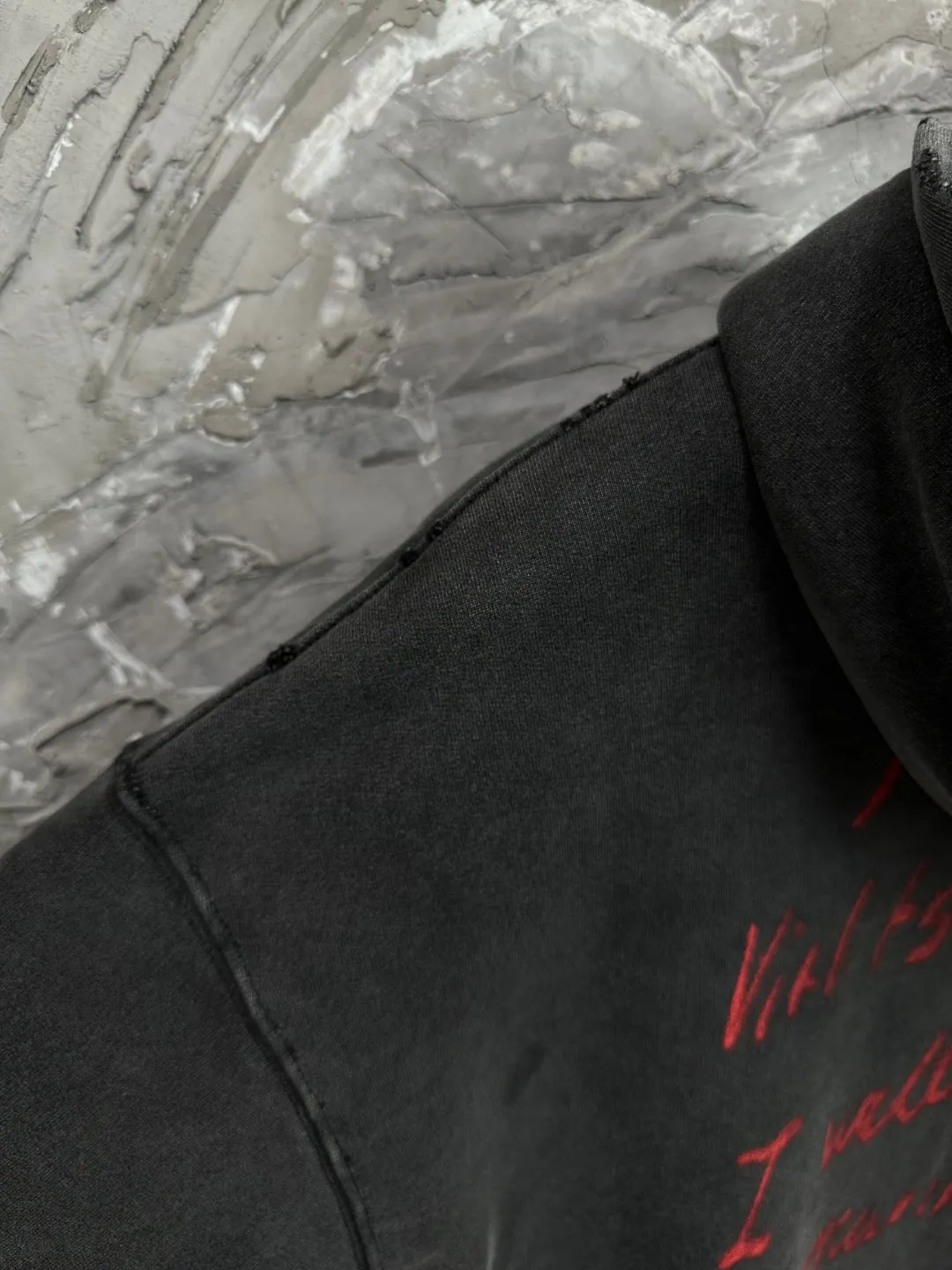 🅿️410 - BALENCI*GA Paris Valentine's Day limited edition hooded long-sleeved sweatshirt. The front pattern is printed by computer direct printing. The ready-to-wear is washed and distressed. Customized matching hardware. The letters are clear. The effect is three-dimensional. Exclusively pattern-woven and dyed 460g fabric. Threads are dyed in the same vat with zero color difference. Brick cabinet synchronization. Welcome to compare. Same style for men and women -Color: washed black, off-white -SIZE: Xs S M L Style number 8972#