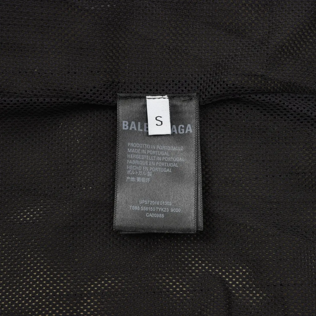 🅿️620 Balenciaga/Balenciaga Embroidered Stand Collar Half-Zip Plaid Jacket Embroidery: Straight lines, round curves; Neat stitches, no jagged edges; Embroidered surface is flat, silk strands are not skewed; Needle spacing is consistent, no bottom exposed, no overlap; Embroidered surface is smooth, without ink marks and other stains. Advanced imported embroidery machines are used to ensure the quality of each customer's logo embroidery. Fabric: Made of 26-count combed cotton + 10-count 100% cotton, with a weight of 140G. The fabric uses high-quality domestic Xinjiang cotton yarn. Xinjiang cotton is recognized as a superior material among domestic cotton. The fabric is woven using the internationally recognized Fukuhara knitting machine. The fabric has clear texture, good resilience, strong wrinkle resistance, good abrasion resistance and breathability. It is close to the skin, not easy to loosen and has a long-lasting wide effect. The fabric has good gloss, strength and wear resistance, small shrinkage and a good skeleton feel. The pure cotton cloth is produced by air flow liquid cylinder. The environmentally friendly dyeing meets the national first-class product requirements. It is not easy to fade and is not prone to creases and claw marks. It can be worn all year round: the sewing machine needle uses No. 9 round-head needles, which will not puncture or break the fibers of the fabric, and the thread density is 3CM/14 needles, which is tight, not loose, and not sparse; the sewing thread uses imported oil-proof treated thread, and there will be no oil stains; the car is an imported car with a silver sword and a knife, which does not eat or leave any cloth. It has a full sense of high brand quality! size：XS-L