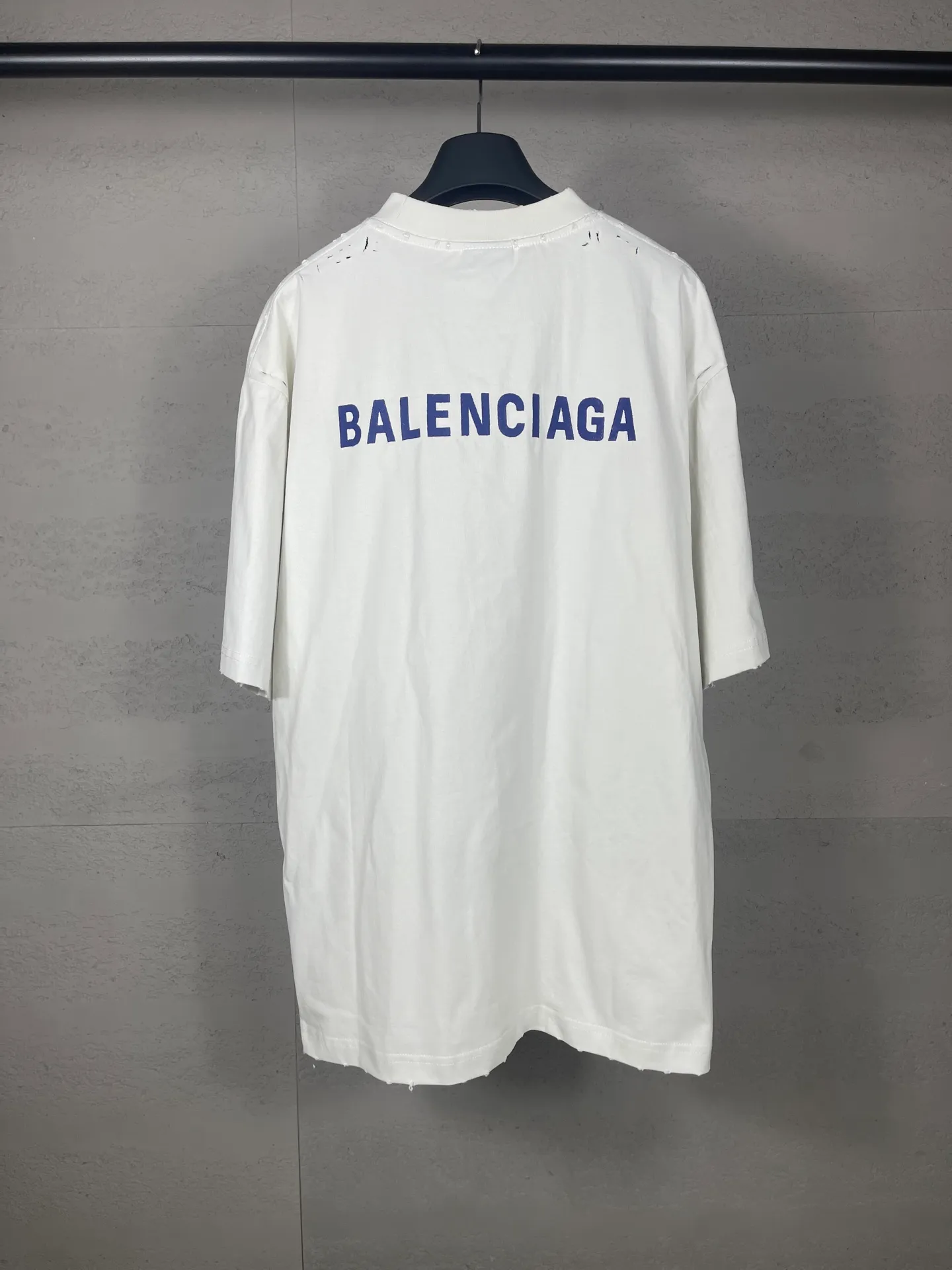 🅿️180 photos [Top version. Official website quality] BALENCI*GA/25 new model. Washed and distressed short-sleeved T-shirt with Paris LOGO embroidery on the front and back # The back is distressed and distressed in multiple spots. SS25 latest style. Research and development at the first time, different market currencies. Comparisons welcome. The fabric is made of Paris ZP custom-woven and dyed cotton double yarn. Weighing 260 grams, the cloth surface is clean. The cloth pattern is clear, soft and comfortable. The threads are dyed with no color difference. The embroidery is done with embroidery machines imported from Tajima, and the garments are washed and worn to make them look old. Jubie market currency. Welcome to compare. The version adopts OS loose shoulder design. Same style for men and women. Code: BL253715 Color: Apricot Size: XS S M L
