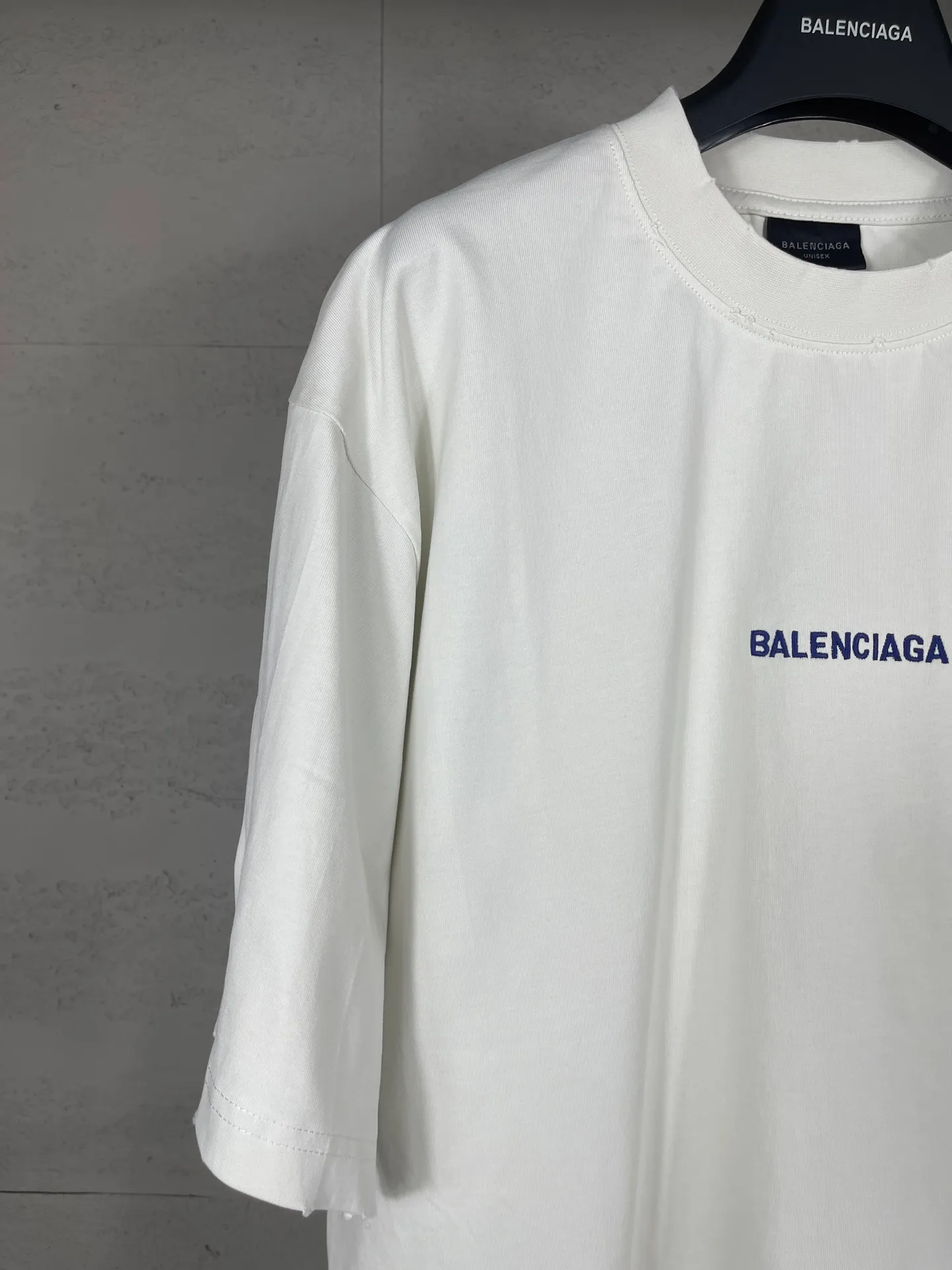 🅿️180 photos [Top version. Official website quality] BALENCI*GA/25 new model. Washed and distressed short-sleeved T-shirt with Paris LOGO embroidery on the front and back # The back is distressed and distressed in multiple spots. SS25 latest style. Research and development at the first time, different market currencies. Comparisons welcome. The fabric is made of Paris ZP custom-woven and dyed cotton double yarn. Weighing 260 grams, the cloth surface is clean. The cloth pattern is clear, soft and comfortable. The threads are dyed with no color difference. The embroidery is done with embroidery machines imported from Tajima, and the garments are washed and worn to make them look old. Jubie market currency. Welcome to compare. The version adopts OS loose shoulder design. Same style for men and women. Code: BL253715 Color: Apricot Size: XS S M L