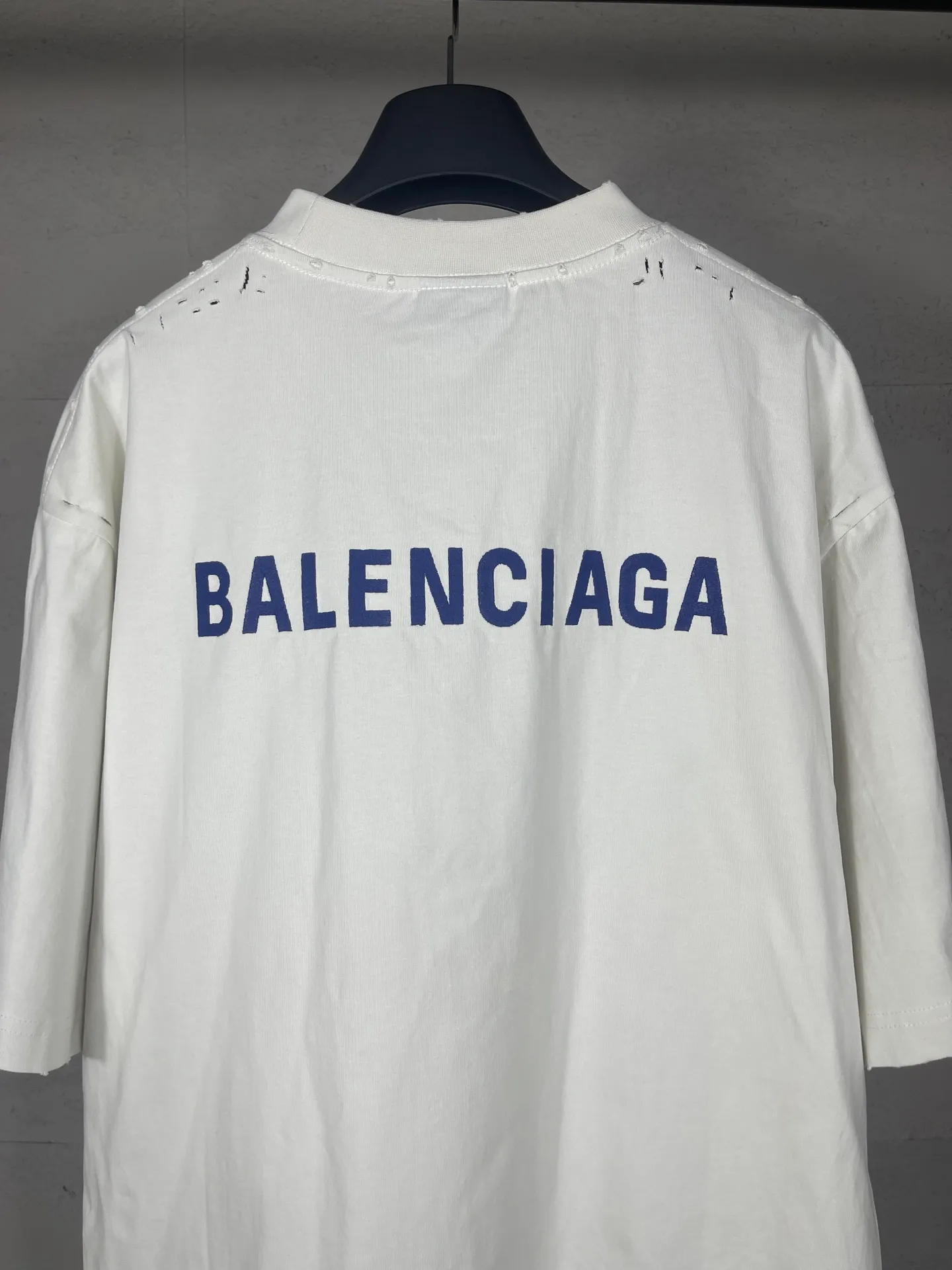 🅿️180 photos [Top version. Official website quality] BALENCI*GA/25 new model. Washed and distressed short-sleeved T-shirt with Paris LOGO embroidery on the front and back # The back is distressed and distressed in multiple spots. SS25 latest style. Research and development at the first time, different market currencies. Comparisons welcome. The fabric is made of Paris ZP custom-woven and dyed cotton double yarn. Weighing 260 grams, the cloth surface is clean. The cloth pattern is clear, soft and comfortable. The threads are dyed with no color difference. The embroidery is done with embroidery machines imported from Tajima, and the garments are washed and worn to make them look old. Jubie market currency. Welcome to compare. The version adopts OS loose shoulder design. Same style for men and women. Code: BL253715 Color: Apricot Size: XS S M L